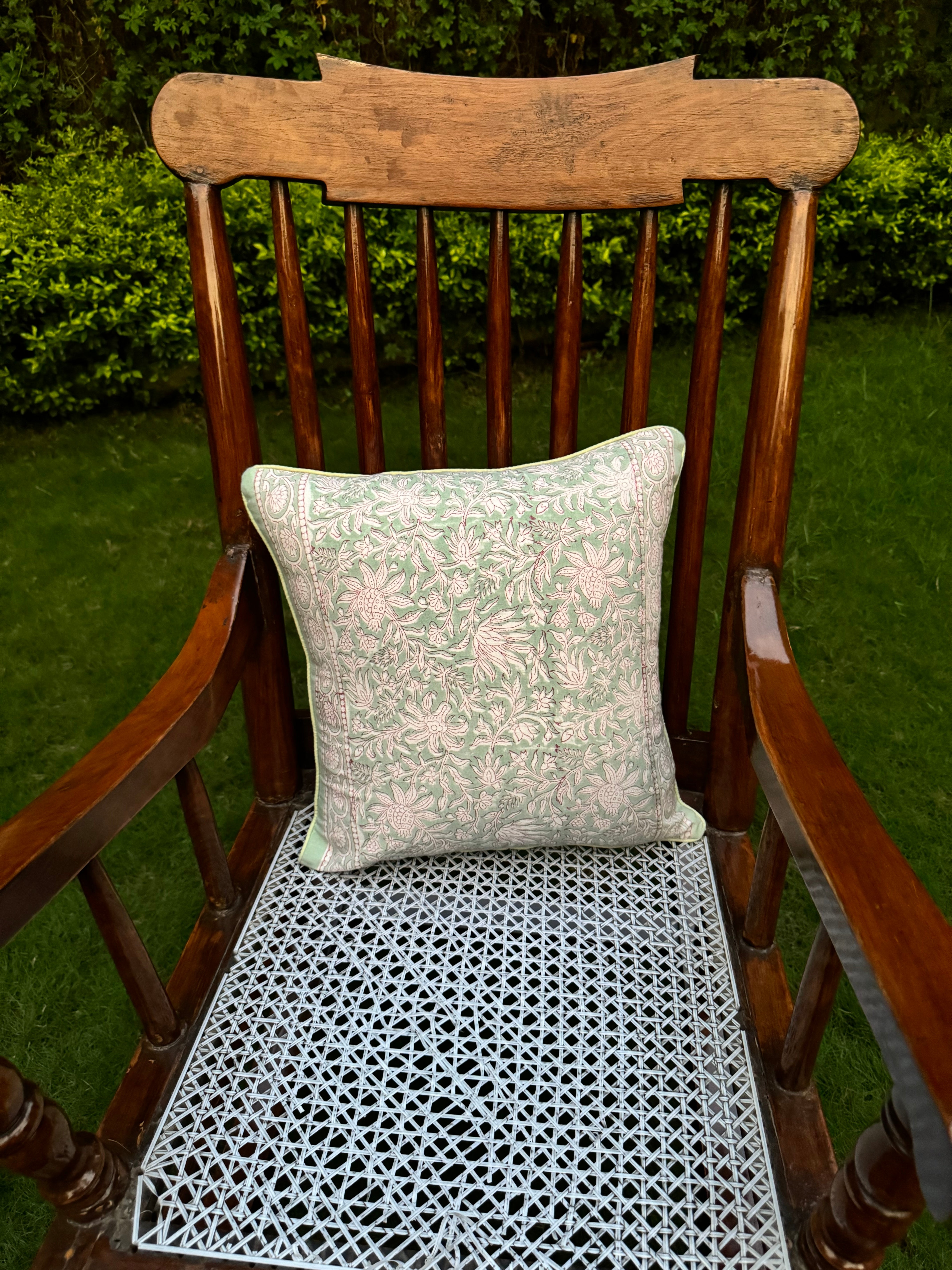 A PAIR OF HANDBLOCK PRINTED 16*16 INCHES CUSHION COVER