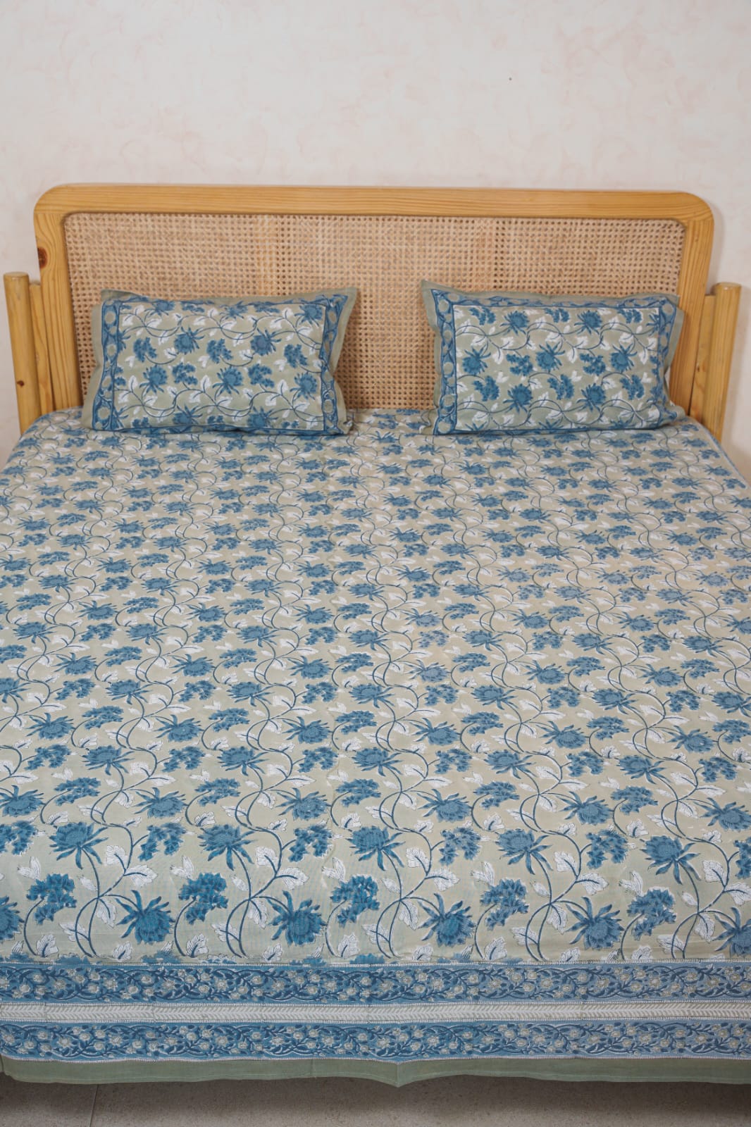 FESTIVE HANDBLOCK PRINTED BEDSHEET WITH 2 REVERSIBLE PILLOW COVERS