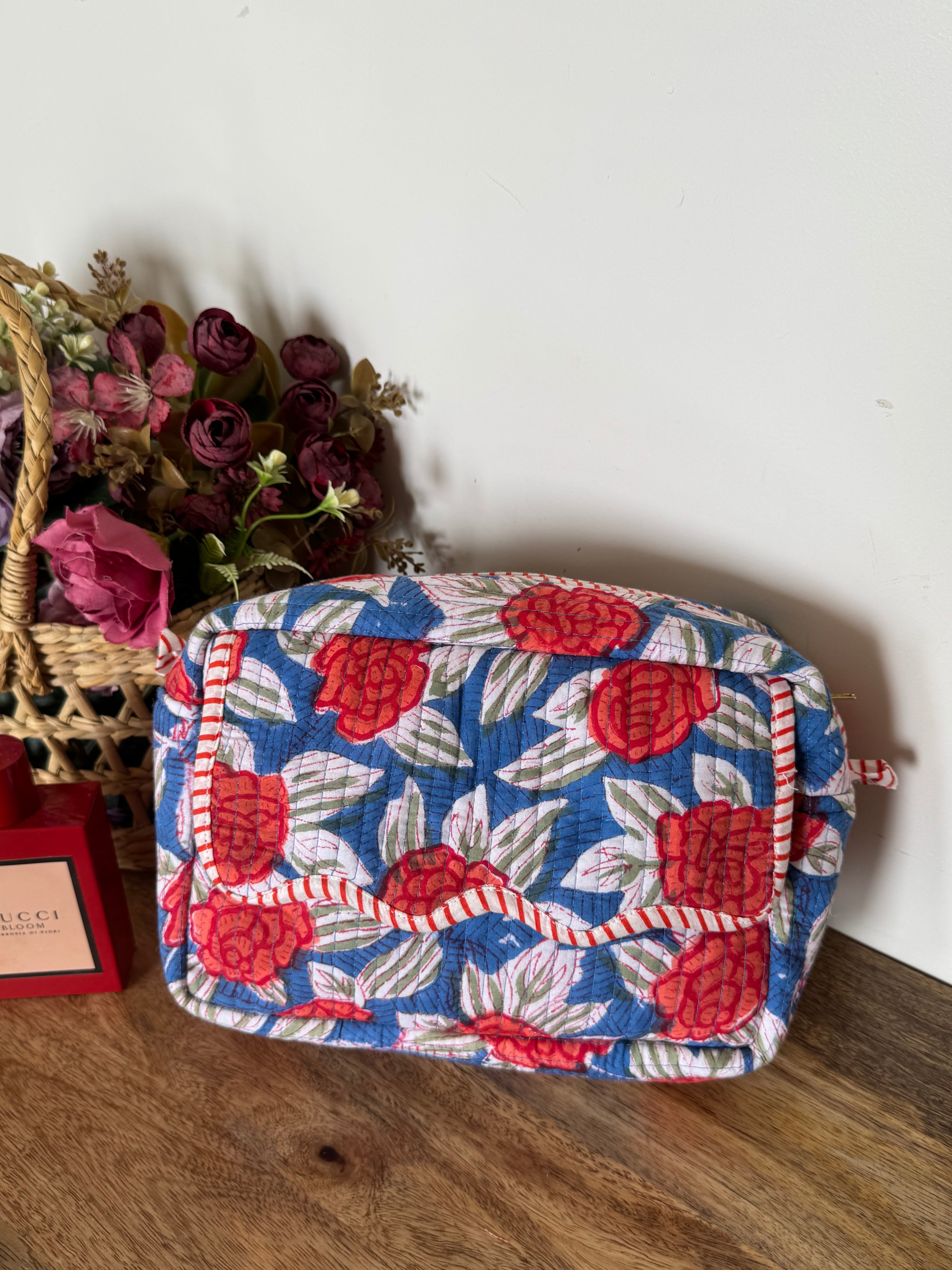 SCALLOP TOILETRY BAG