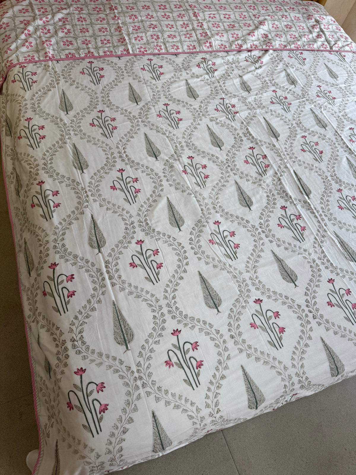 CREME BASE DOUBLE BED HANDBLOCK PRINTED REVERSIBLE MULMUL DOHAR