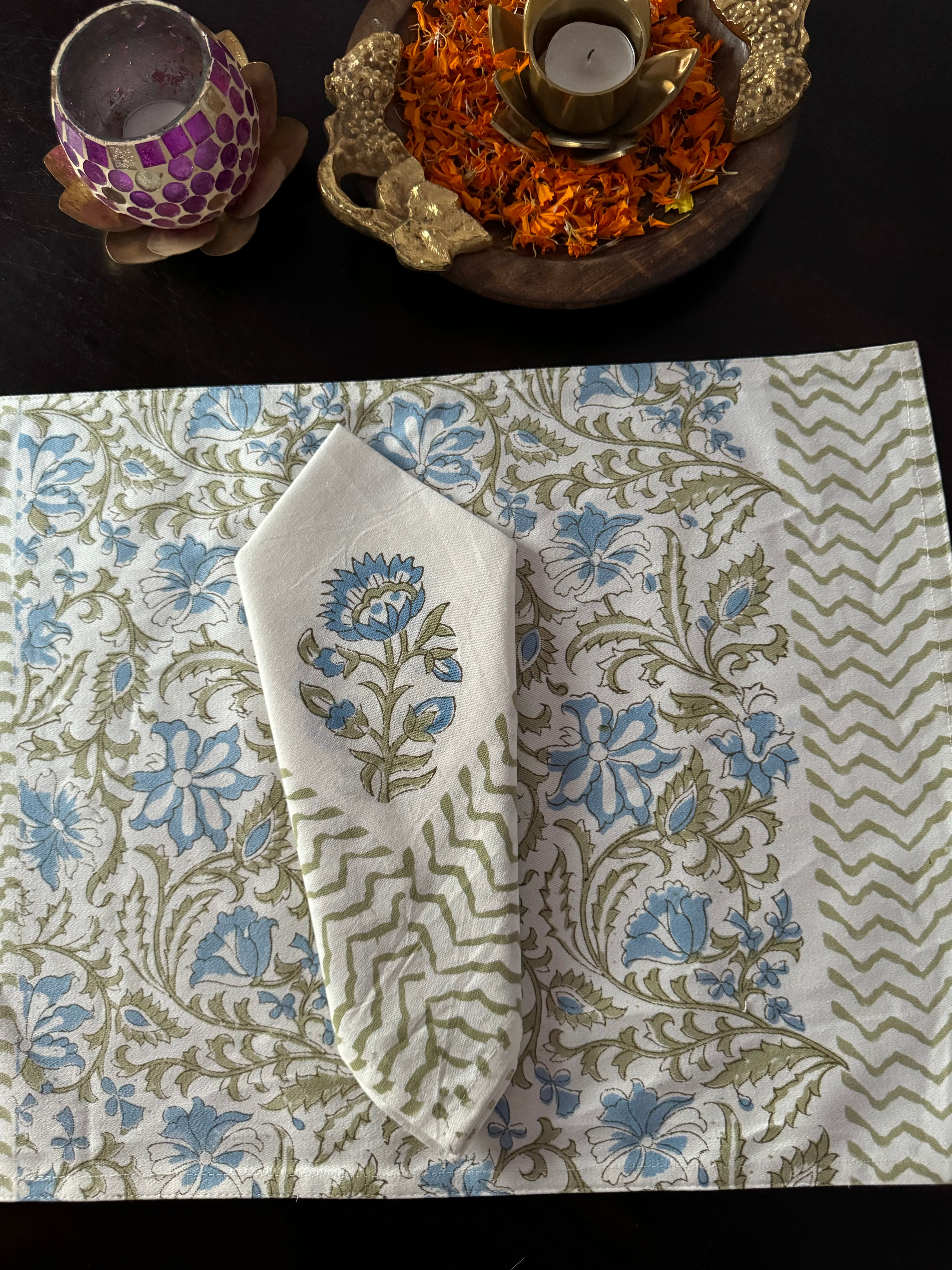 A PAIR HANDBLOCK PRINTED TABLE MAT AND NAPKIN SET