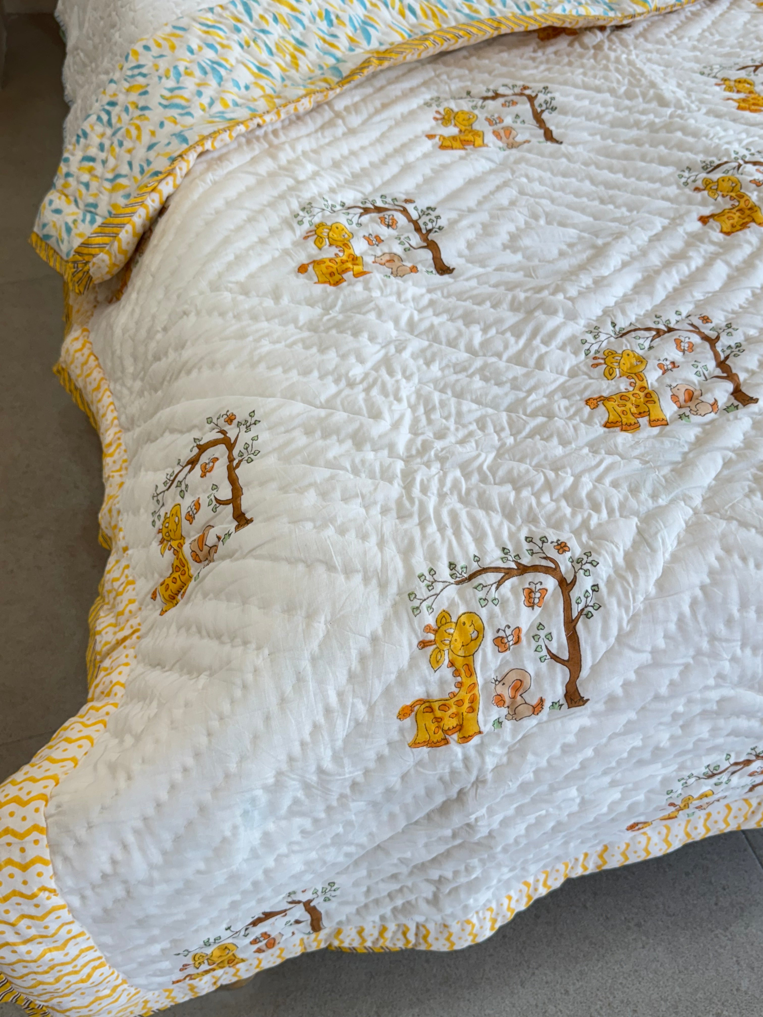 GIRAFFE HANDBLOCK PRINTED REVERSIBLE MULMUL BABY QUILT (1 Year to 5 Years)