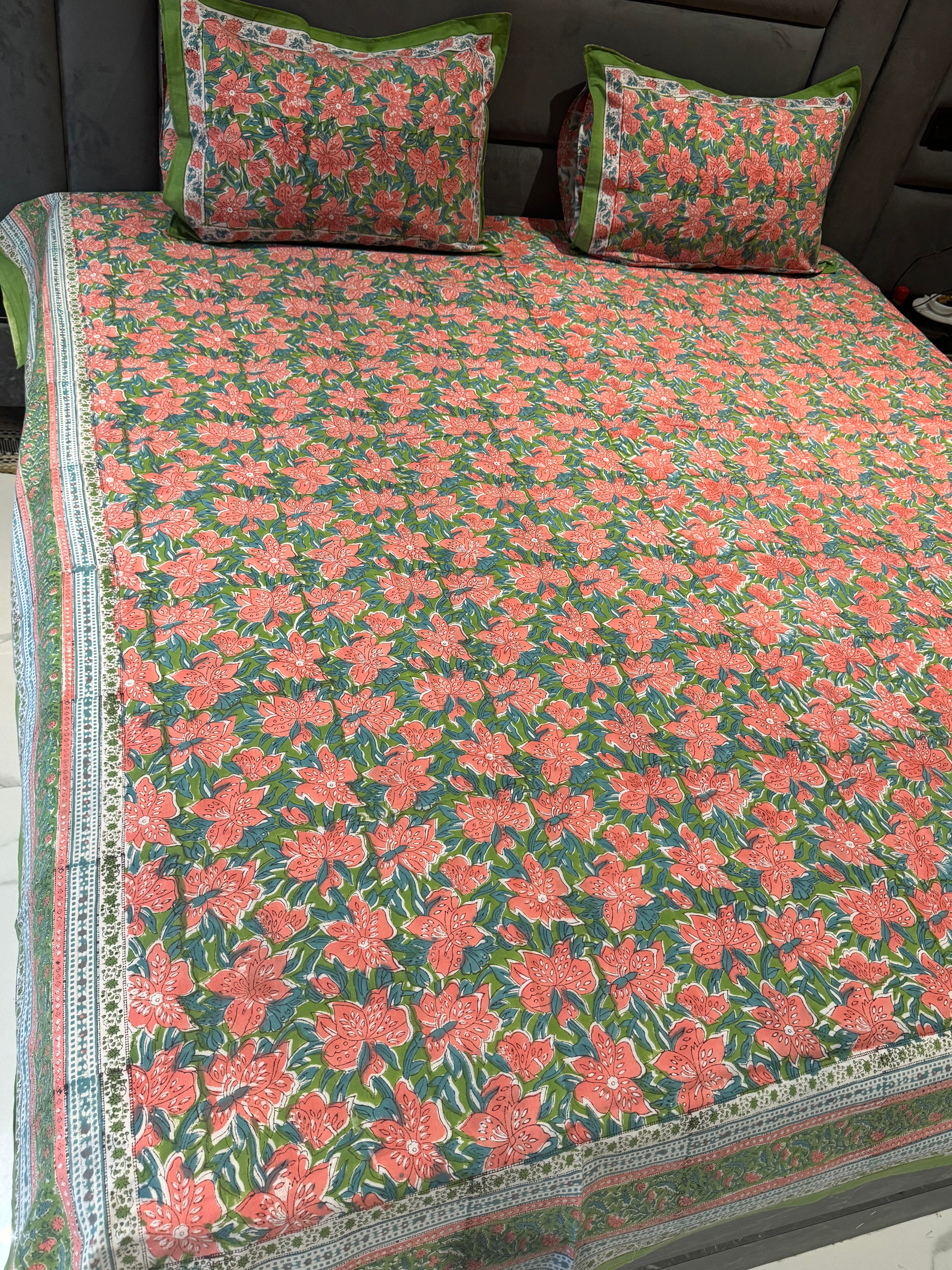 FESTIVE HANDBLOCK PRINTED BEDSHEET WITH 2 REVERSIBLE PILLOW COVERSo