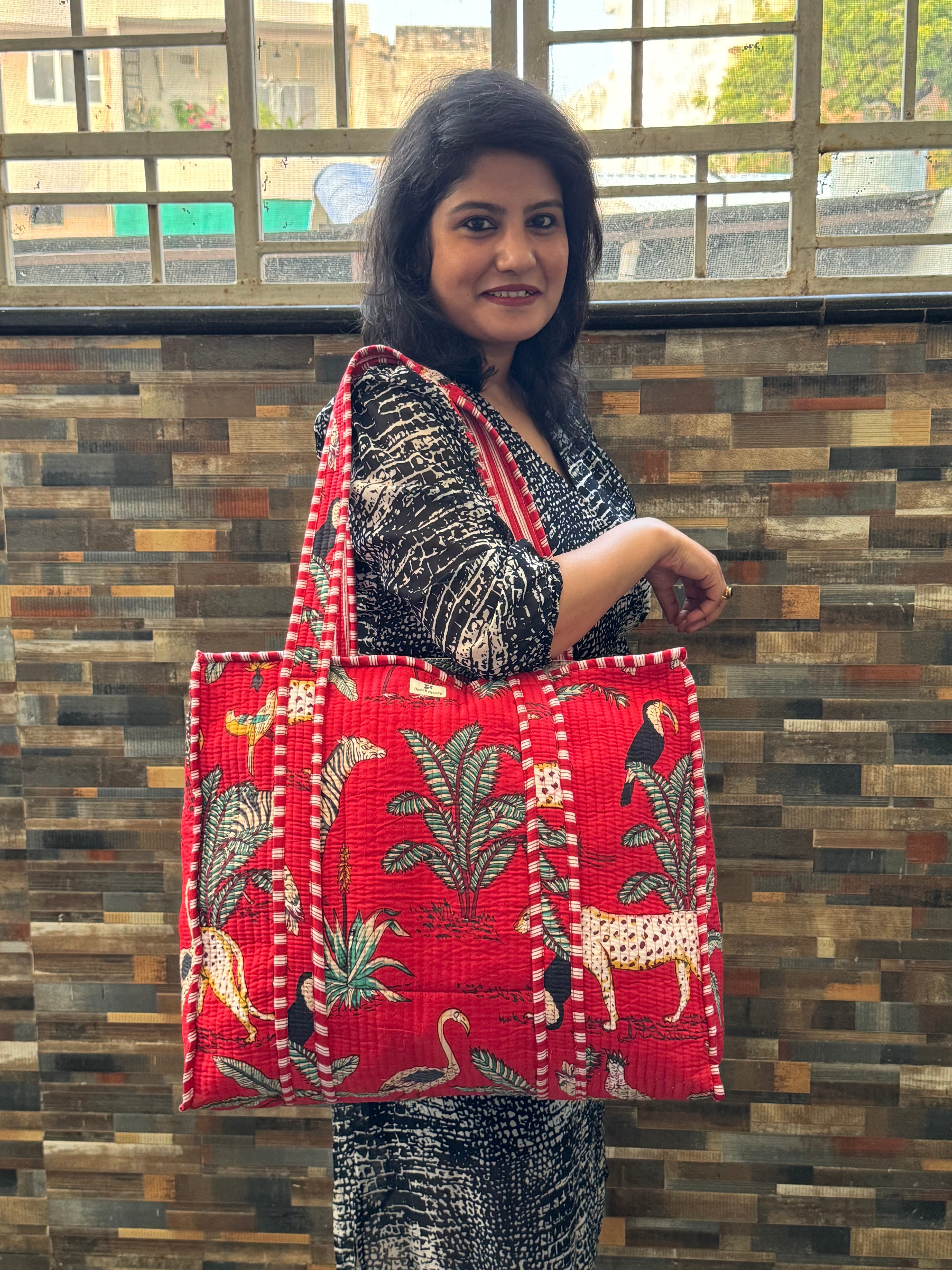 RED JUNGLE PRINT TOTE BAG WITH ZIP