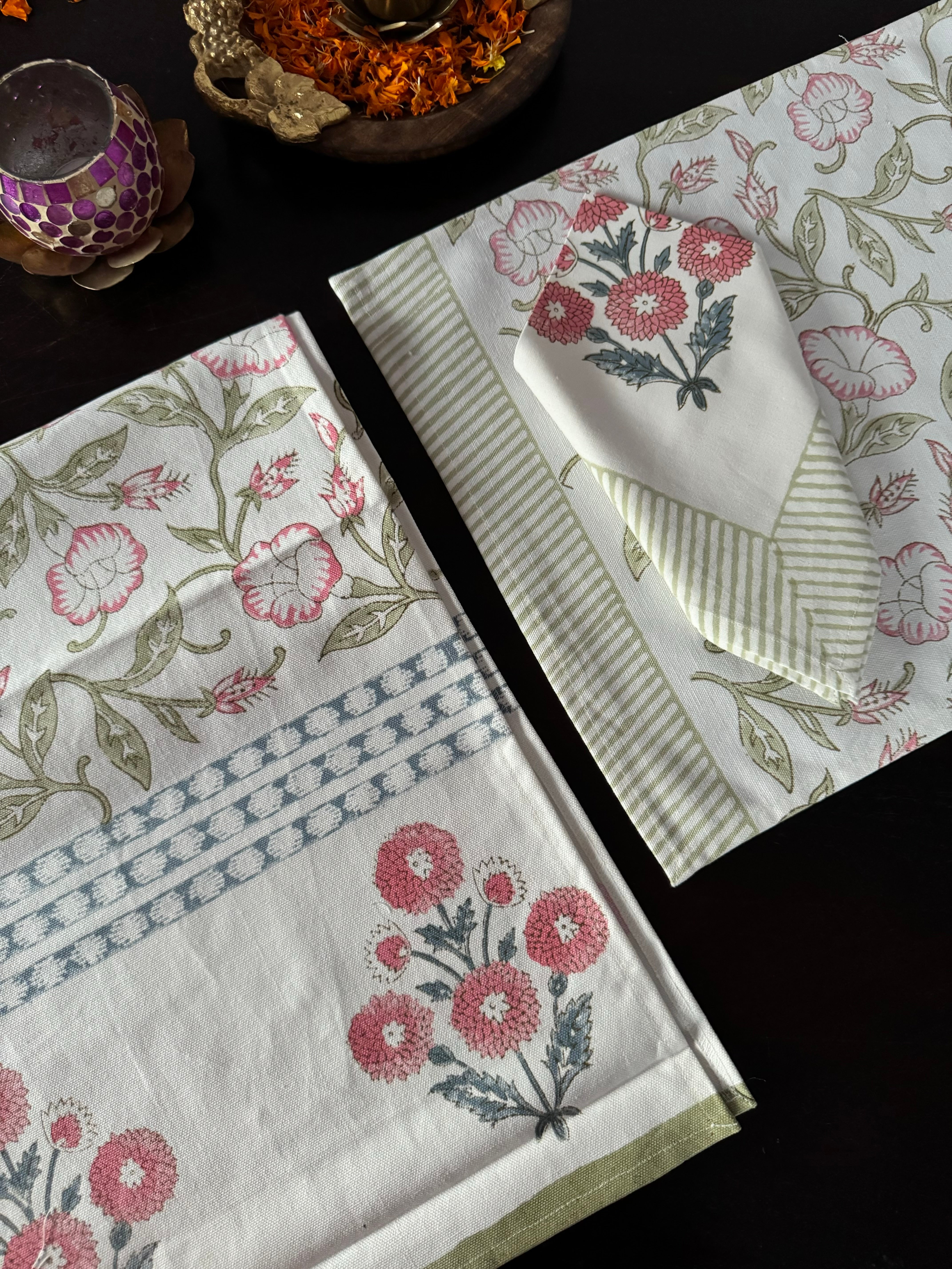 A PAIR HANDBLOCK PRINTED TABLE MAT AND NAPKIN SET