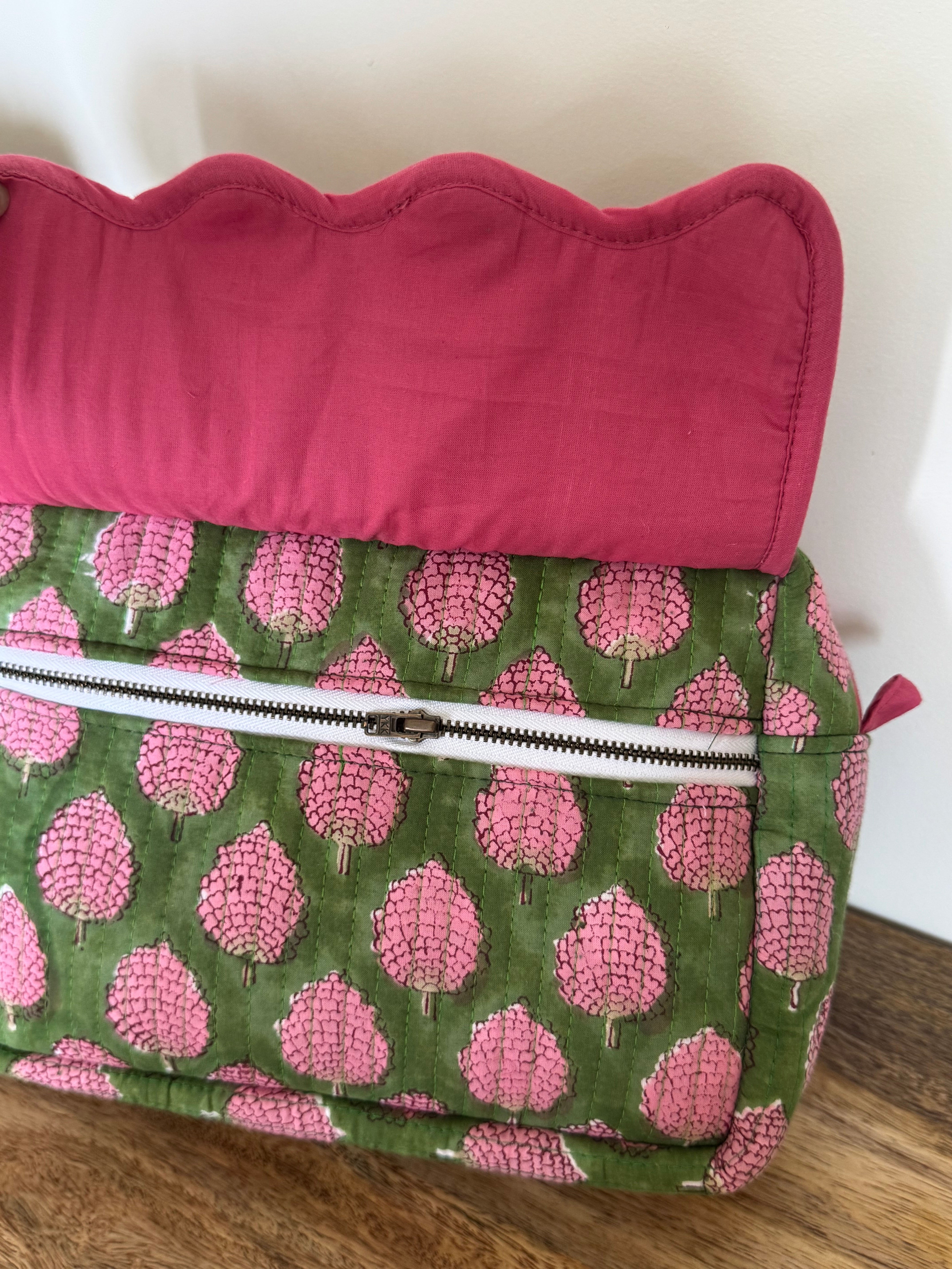 SCALLOP TOILETRY BAG