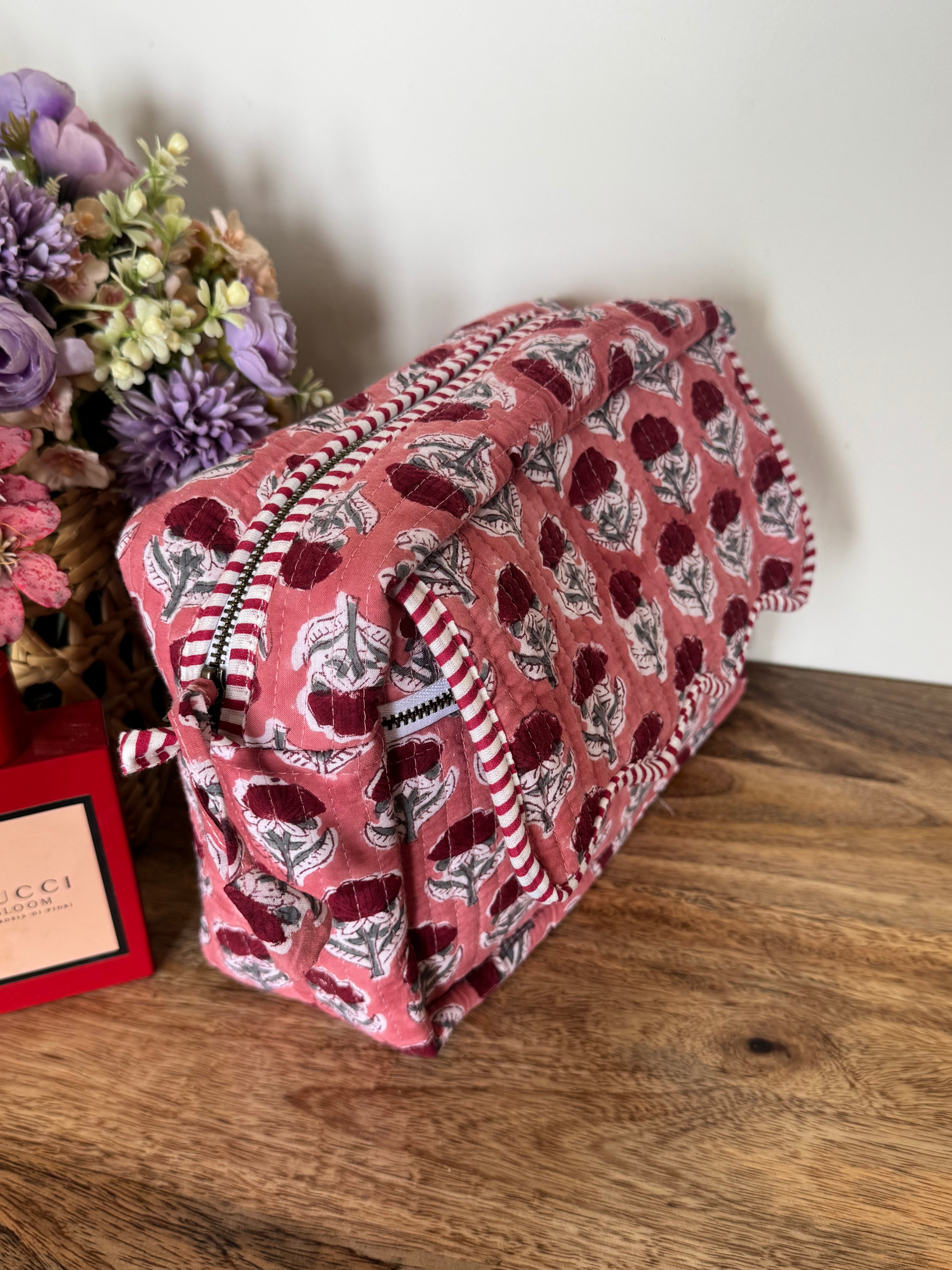 SCALLOP TOILETRY BAG