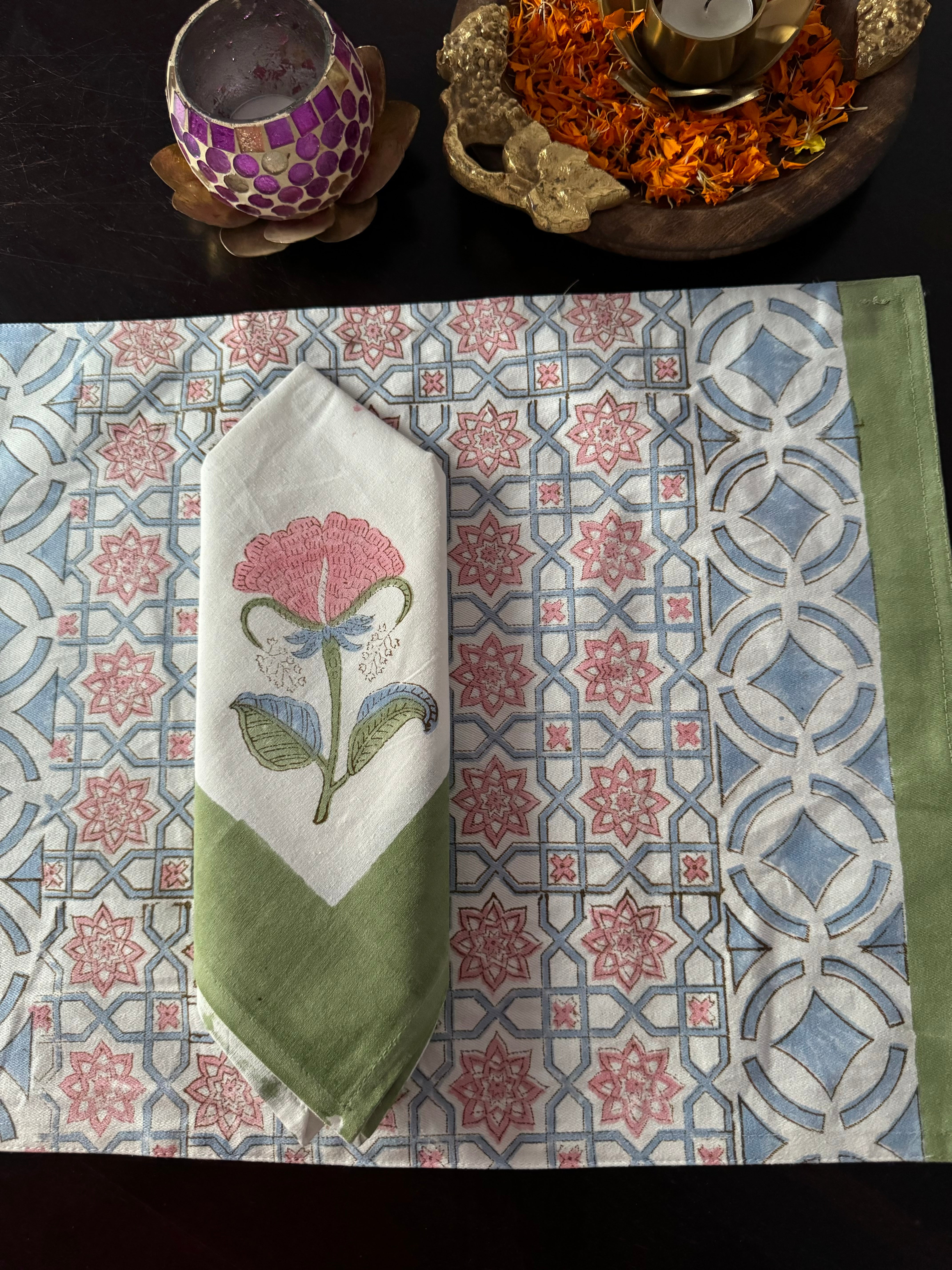 A PAIR HANDBLOCK PRINTED TABLE MAT AND NAPKIN SET