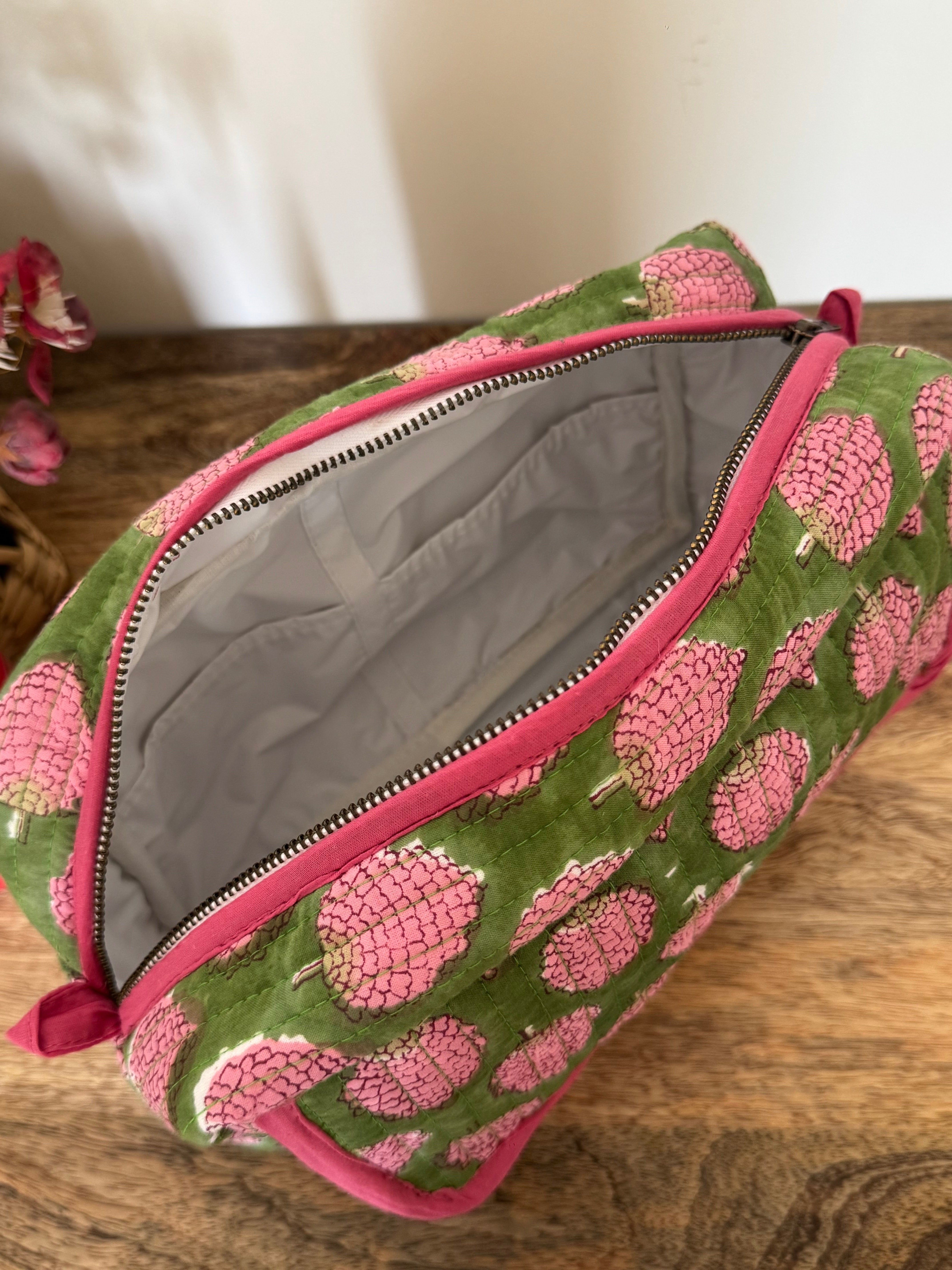 SCALLOP TOILETRY BAG