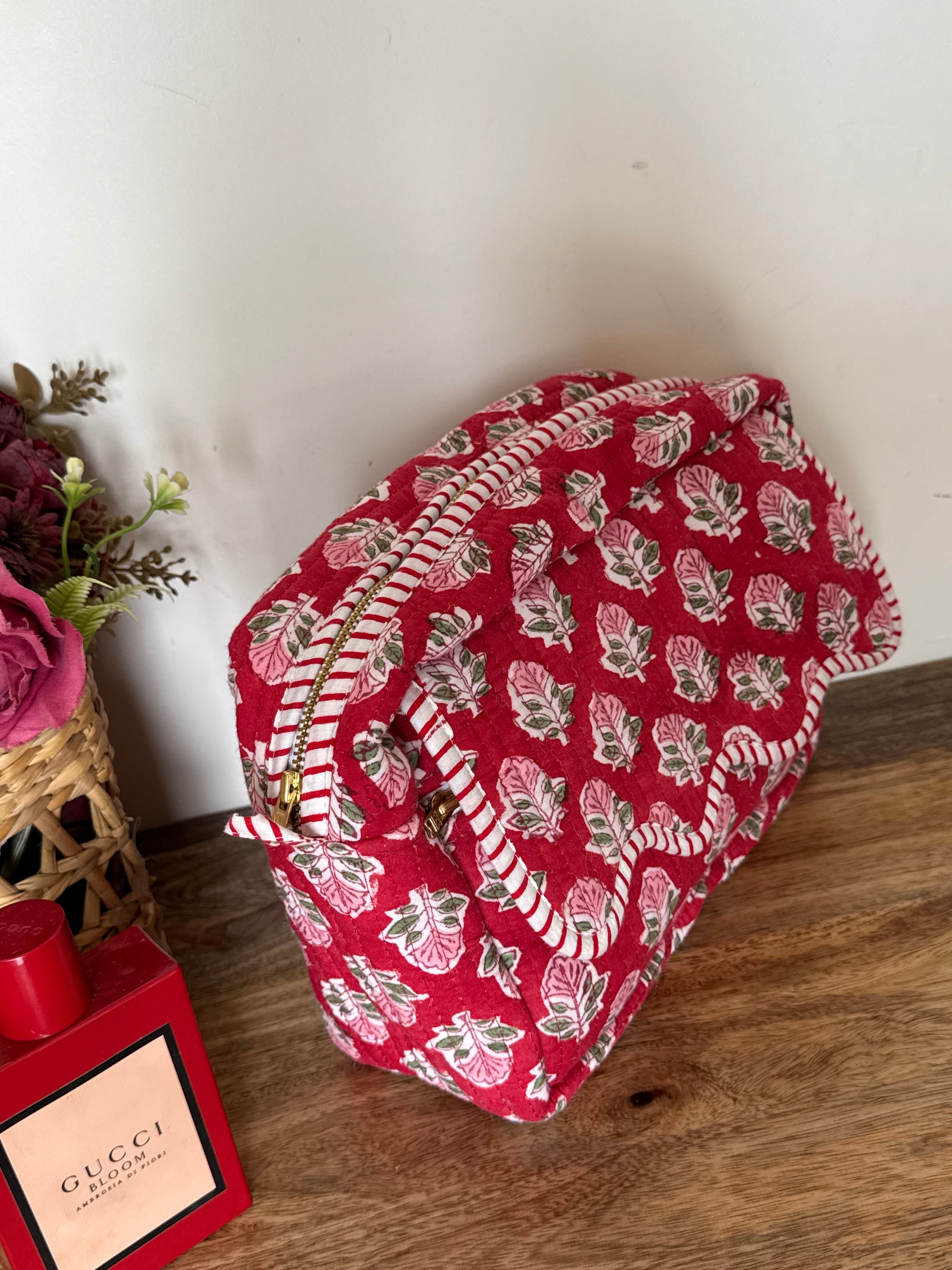 SCALLOP TOILETRY BAG