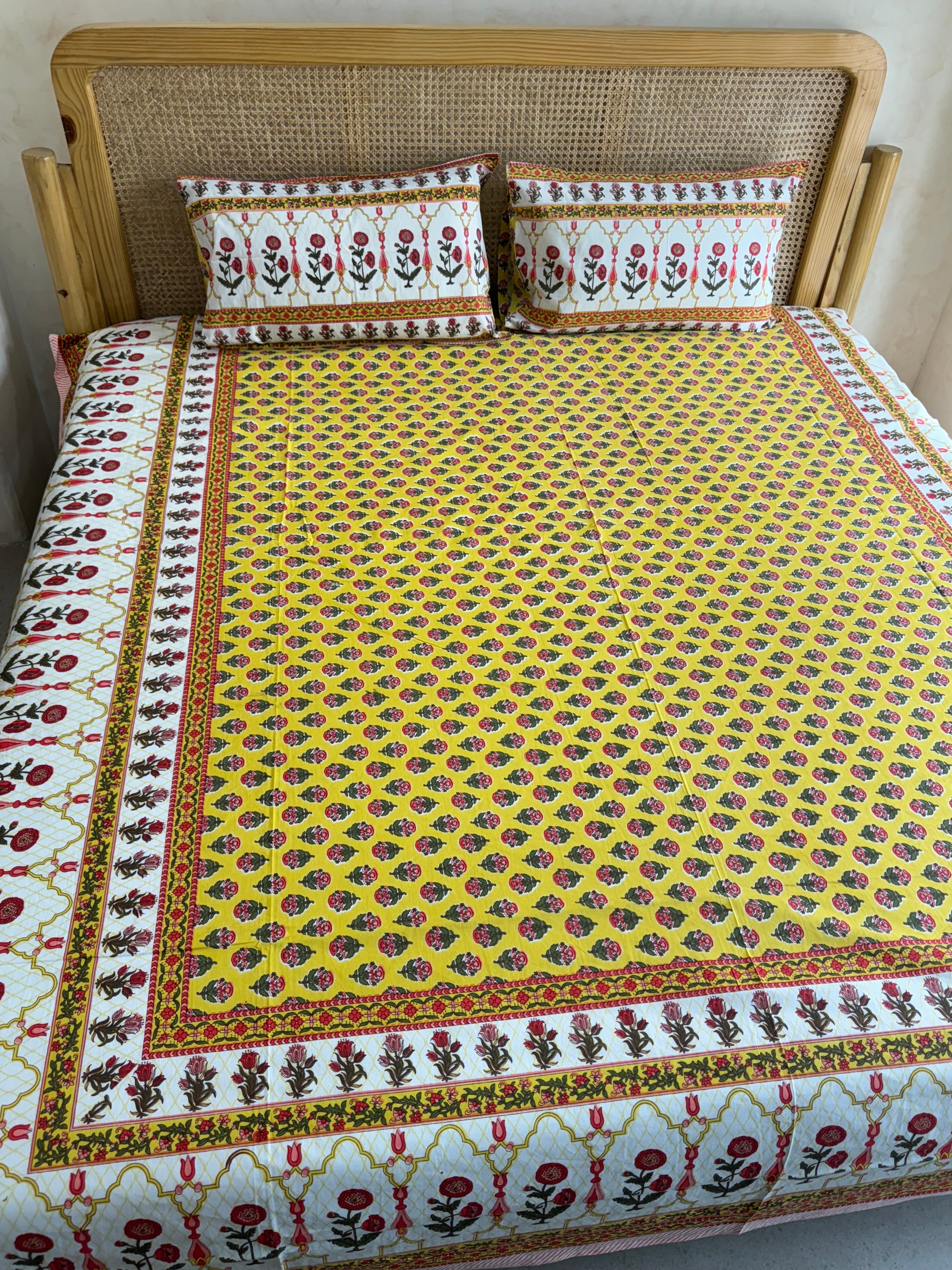 RANGREZ BEDSHEET WITH TWO REVERSIBLE PILLOW COVERS