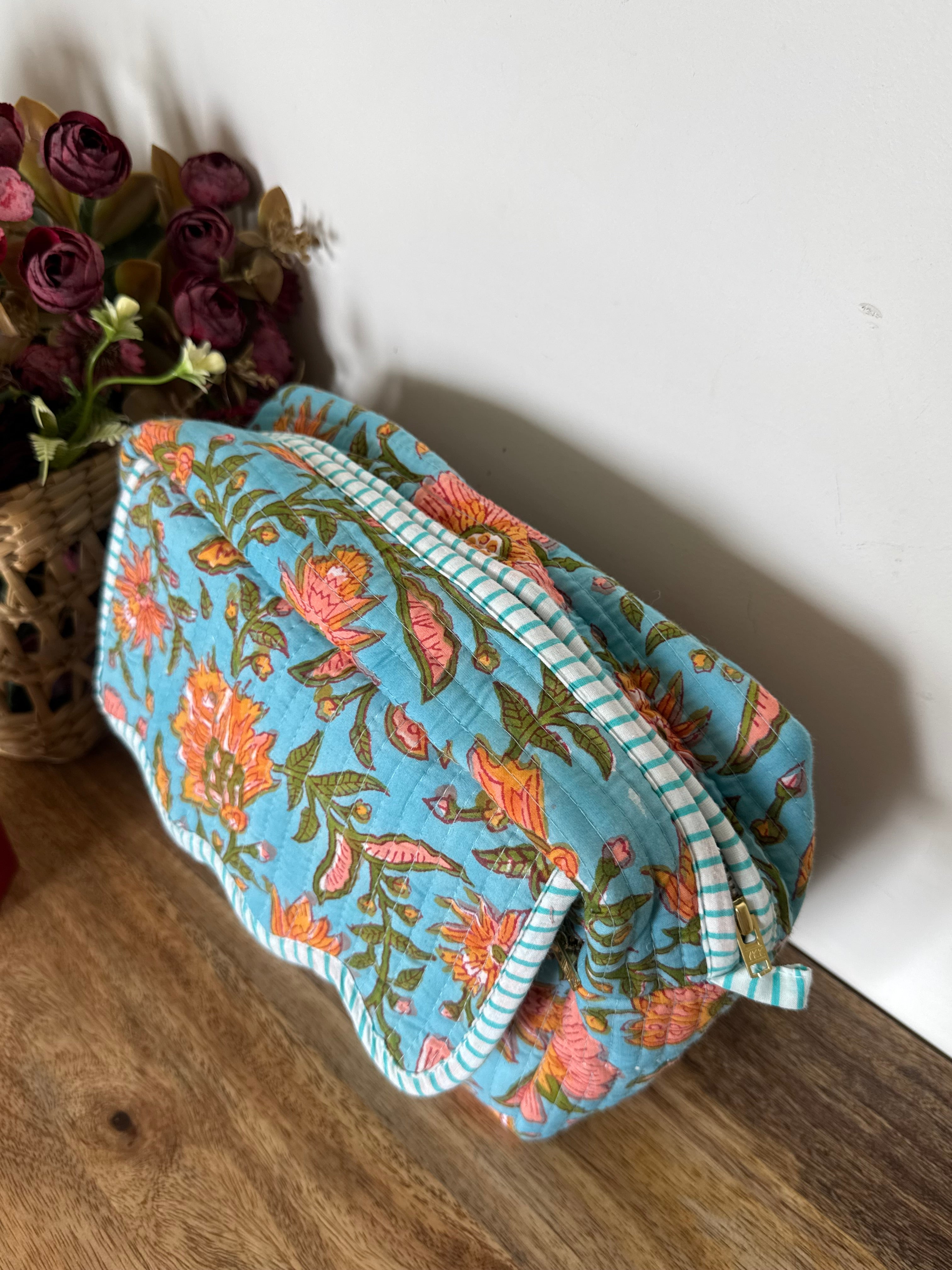 SCALLOP TOILETRY BAG