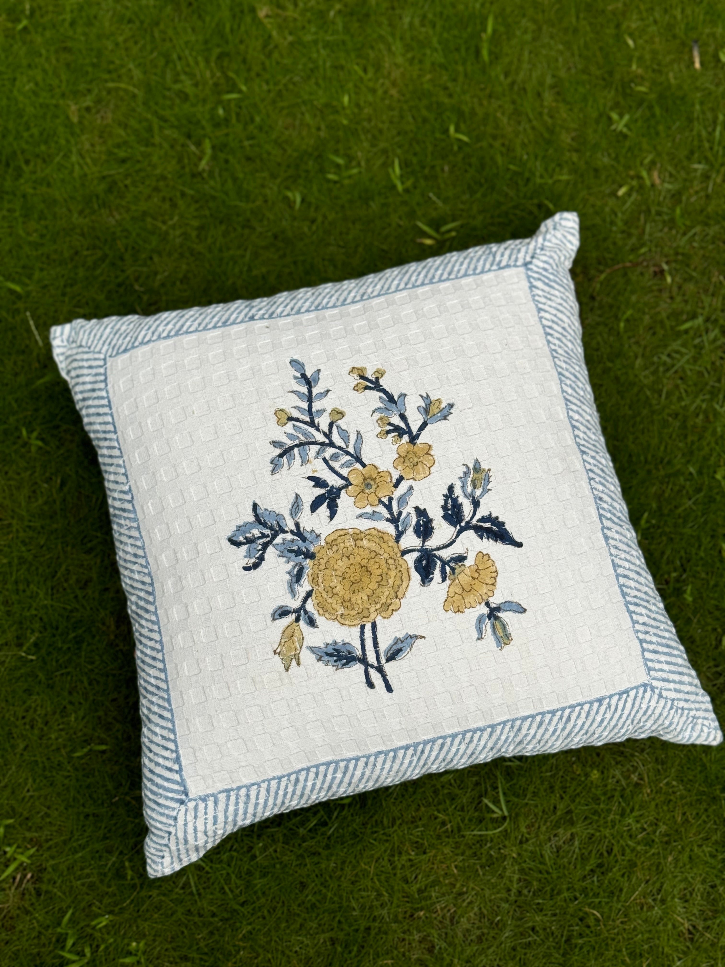 A PAIR OF HANDBLOCK PRINTED 16*16 INCHES CUSHION COVER