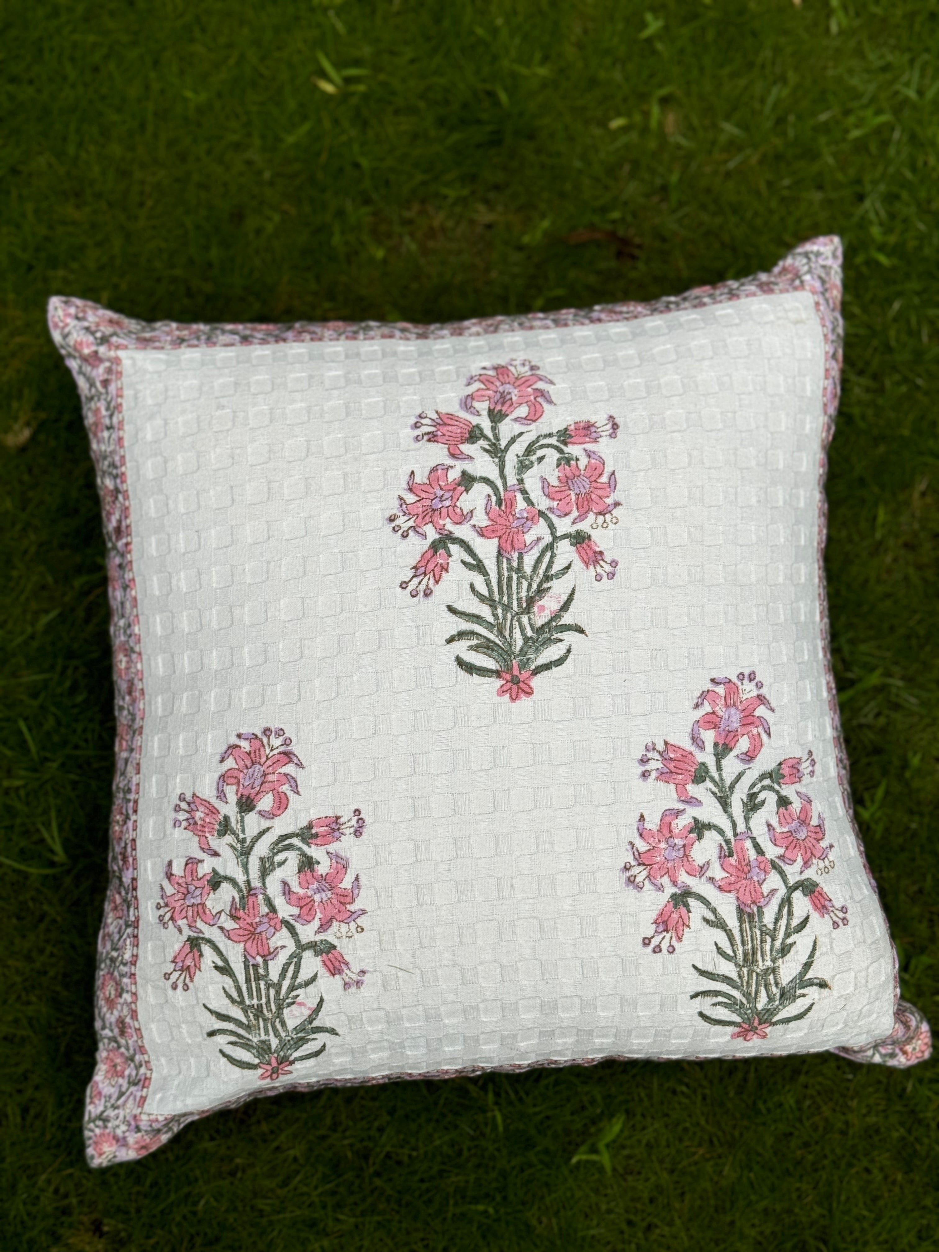 A PAIR OF HANDBLOCK PRINTED 16*16 INCHES CUSHION COVER