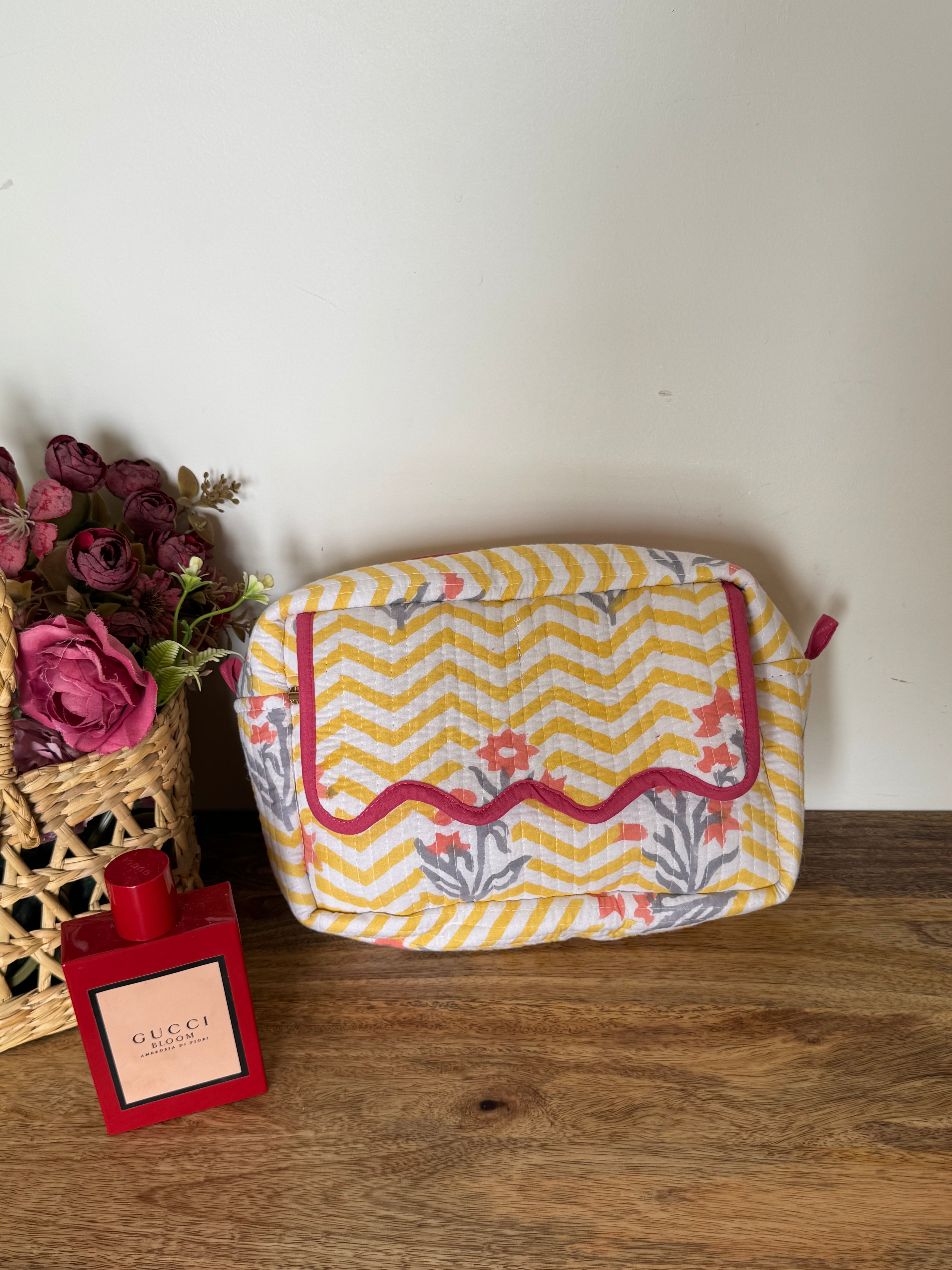 SCALLOP TOILETRY BAG