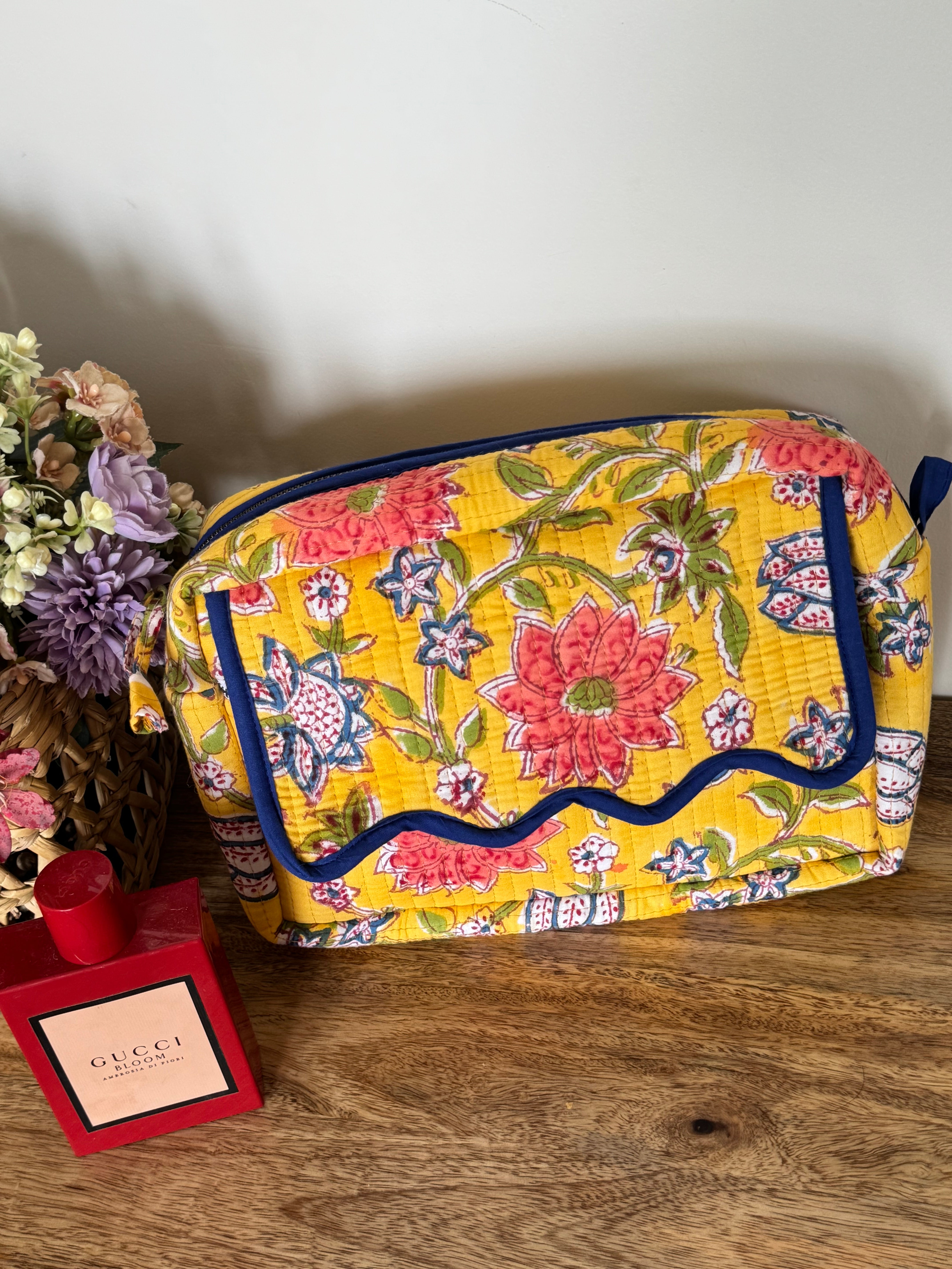 SCALLOP TOILETRY BAG