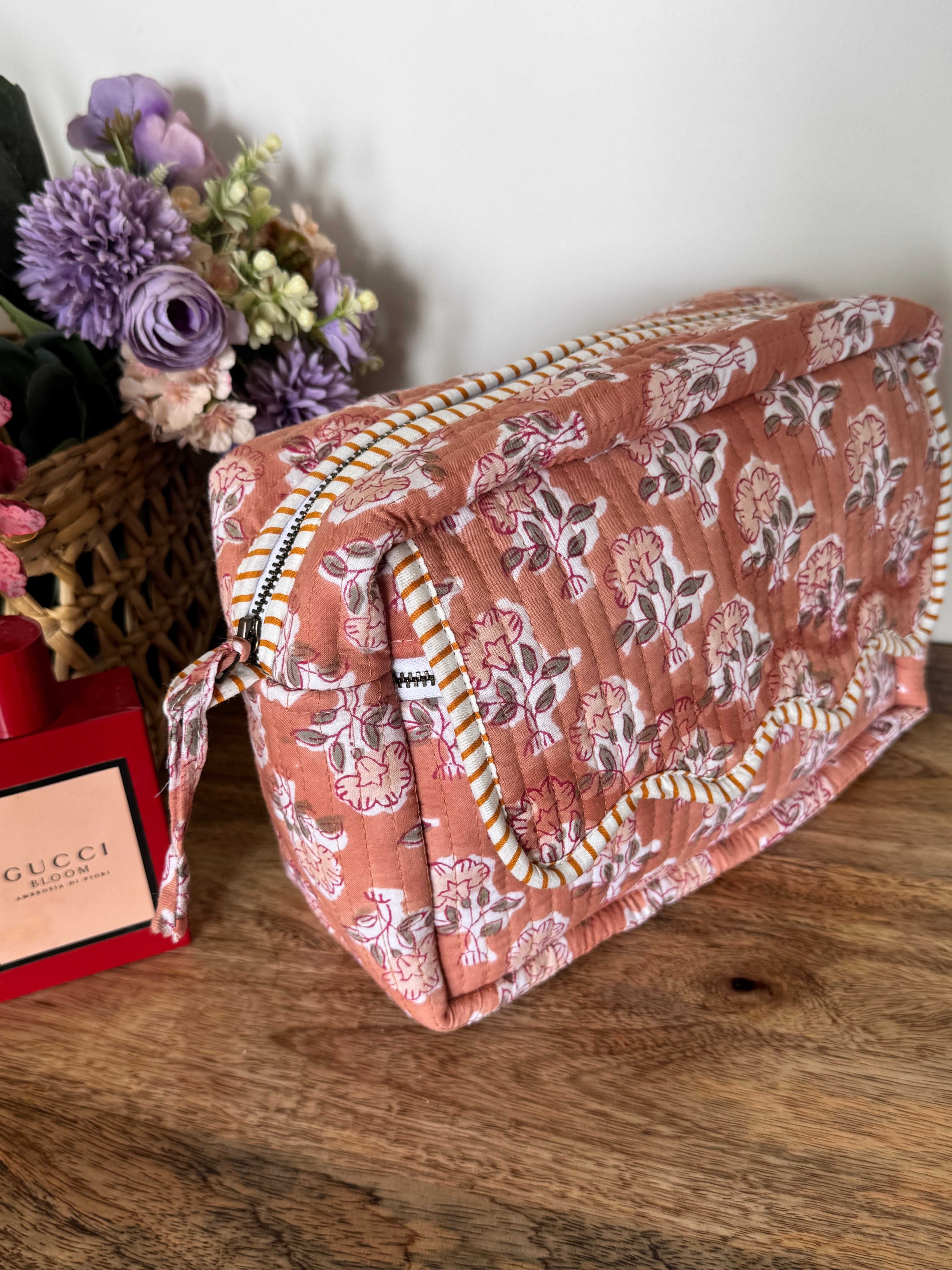 SCALLOP TOILETRY BAG