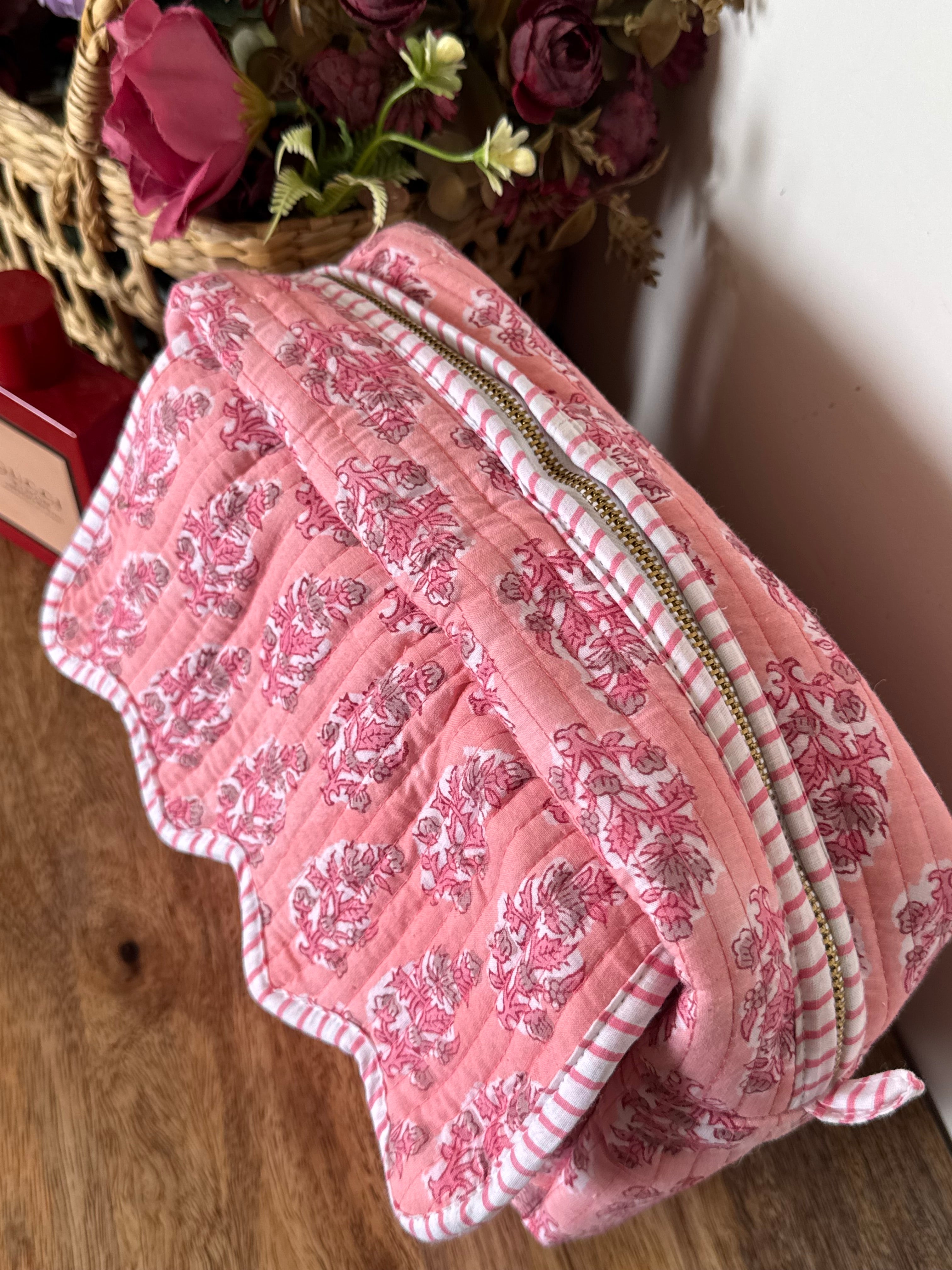 SCALLOP TOILETRY BAG