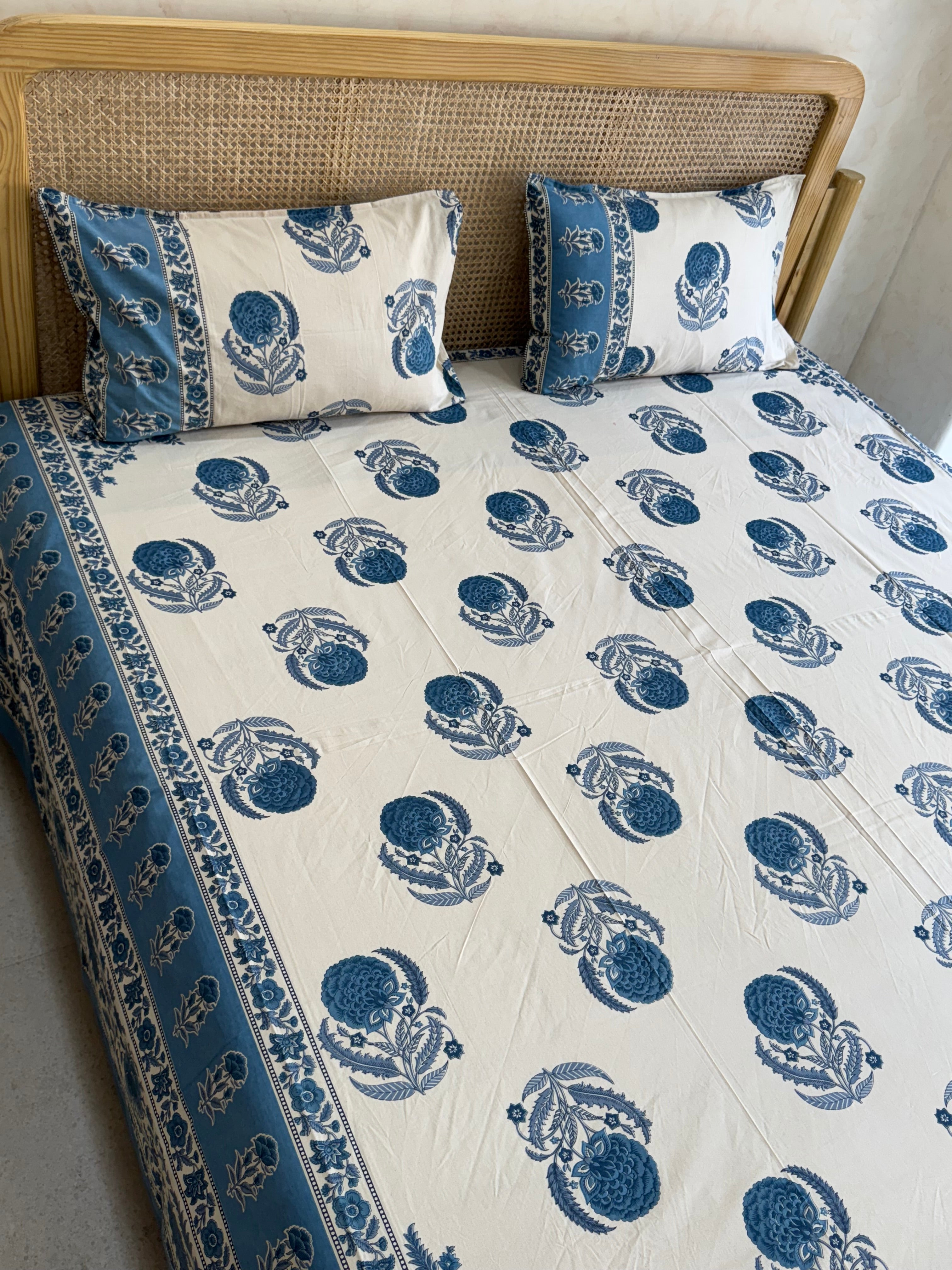 RANGREZ BEDSHEET WITH TWO REVERSIBLE PILLOW COVERS