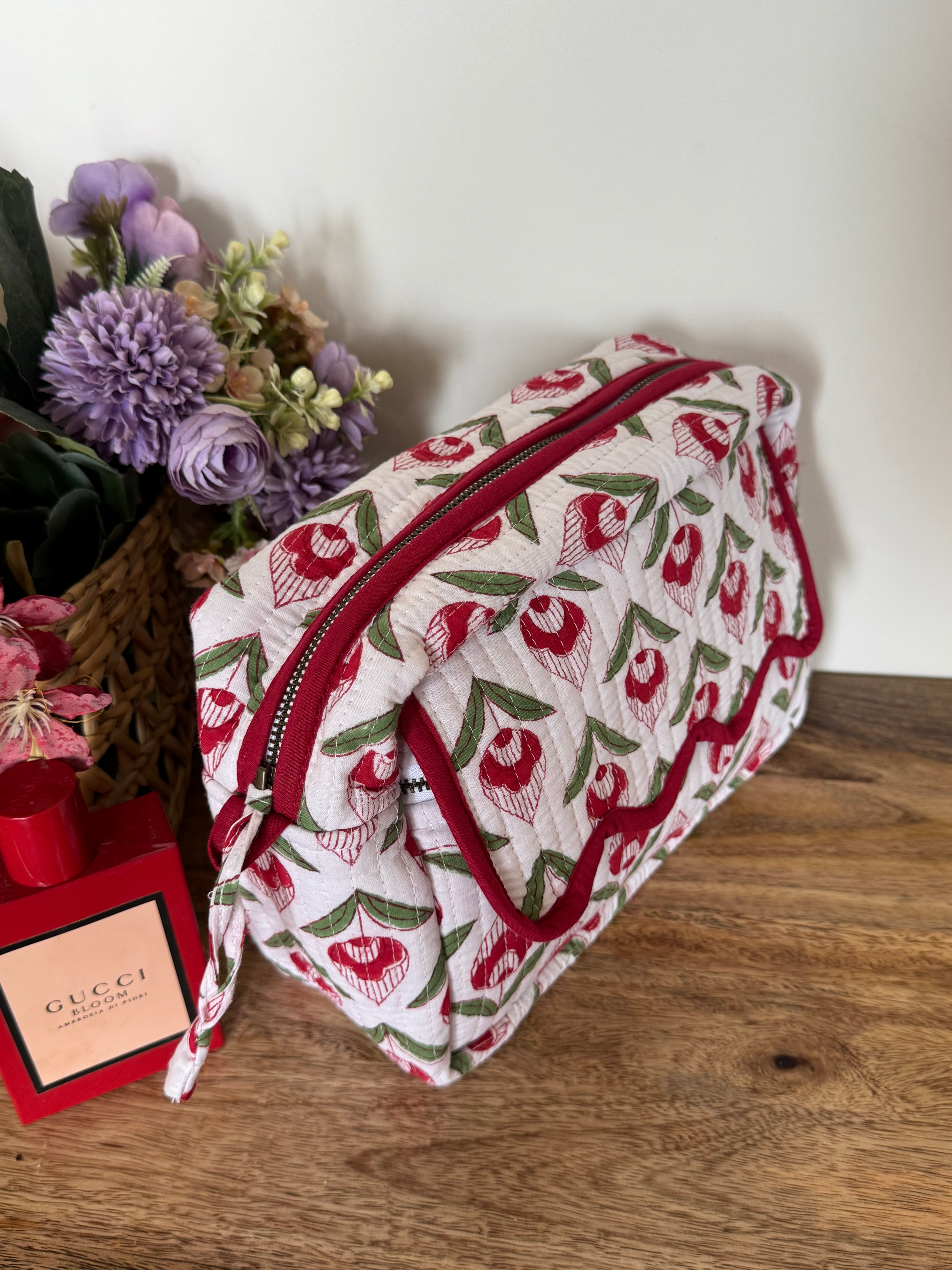SCALLOP TOILETRY BAG
