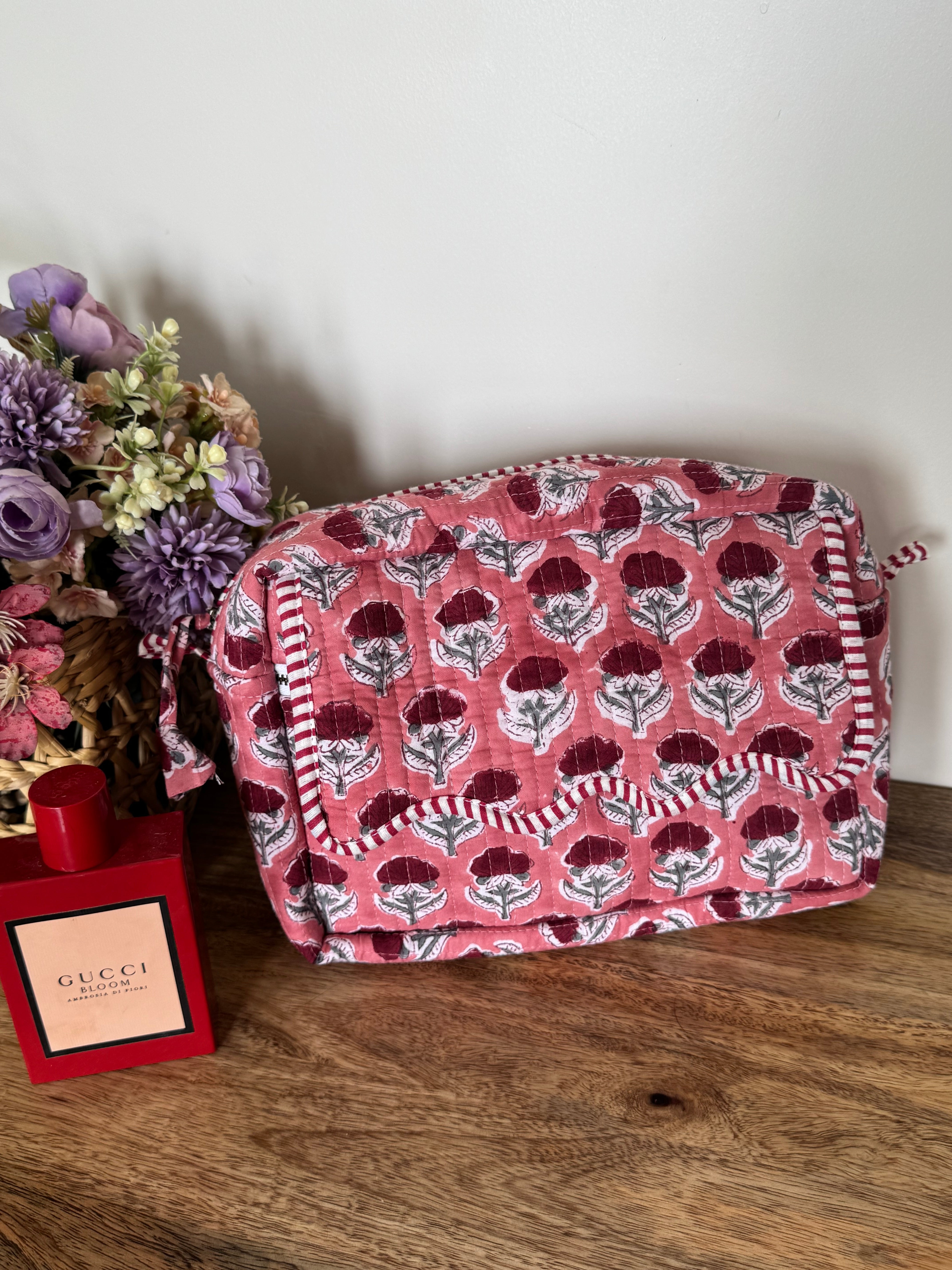 SCALLOP TOILETRY BAG