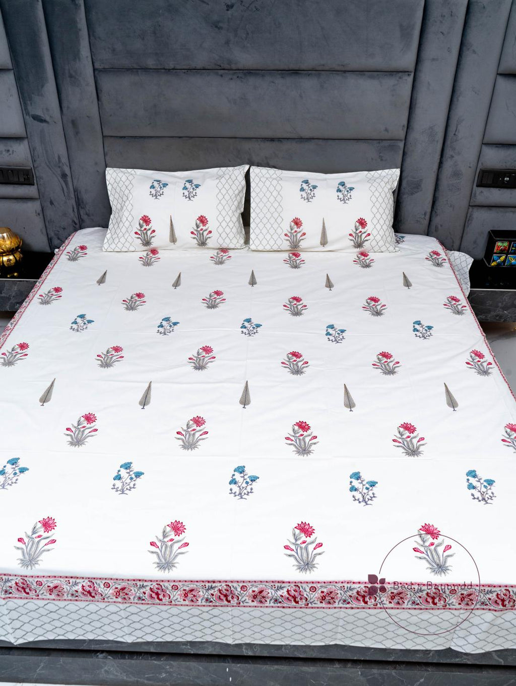 AVYANA HANDBLOCK PRINTED BEDSHEET WITH TWO REVERSIBLE PILLOW COVERS