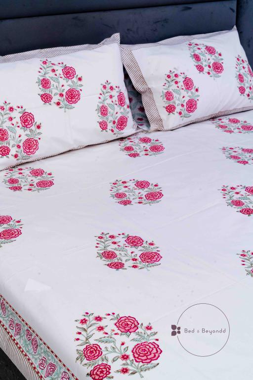 FUSCHIA HANDBLOCK PRINTED BEDSHEET WITH TWO REVERSIBLE PILLOW COVERS