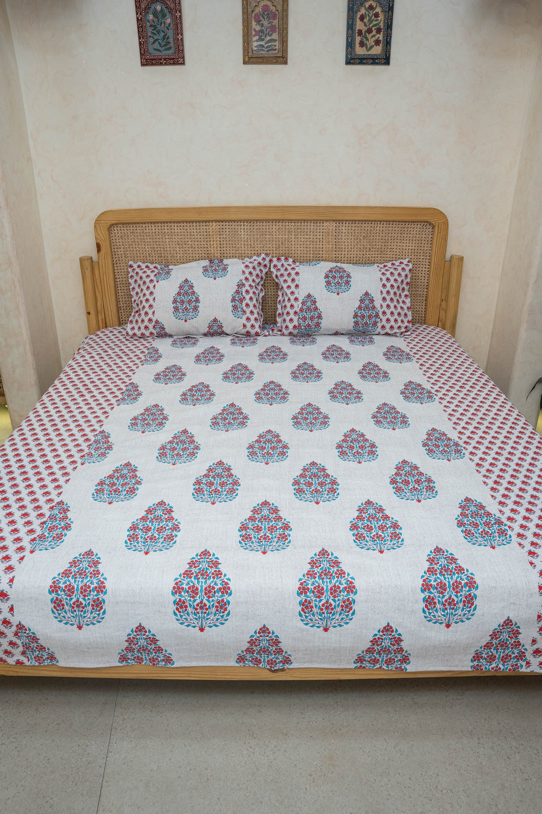 TYOHAAR BEDSHEET WITH TWO PILLOW CASES