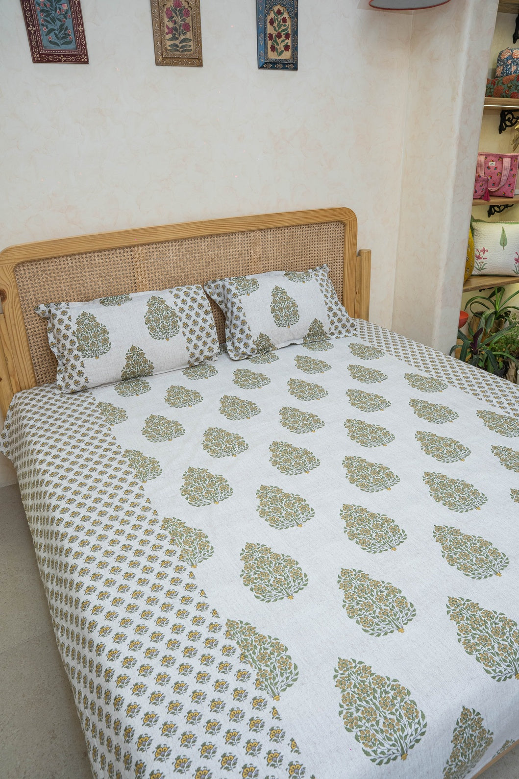 TYOHAAR BEDSHEET WITH TWO PILLOW CASES