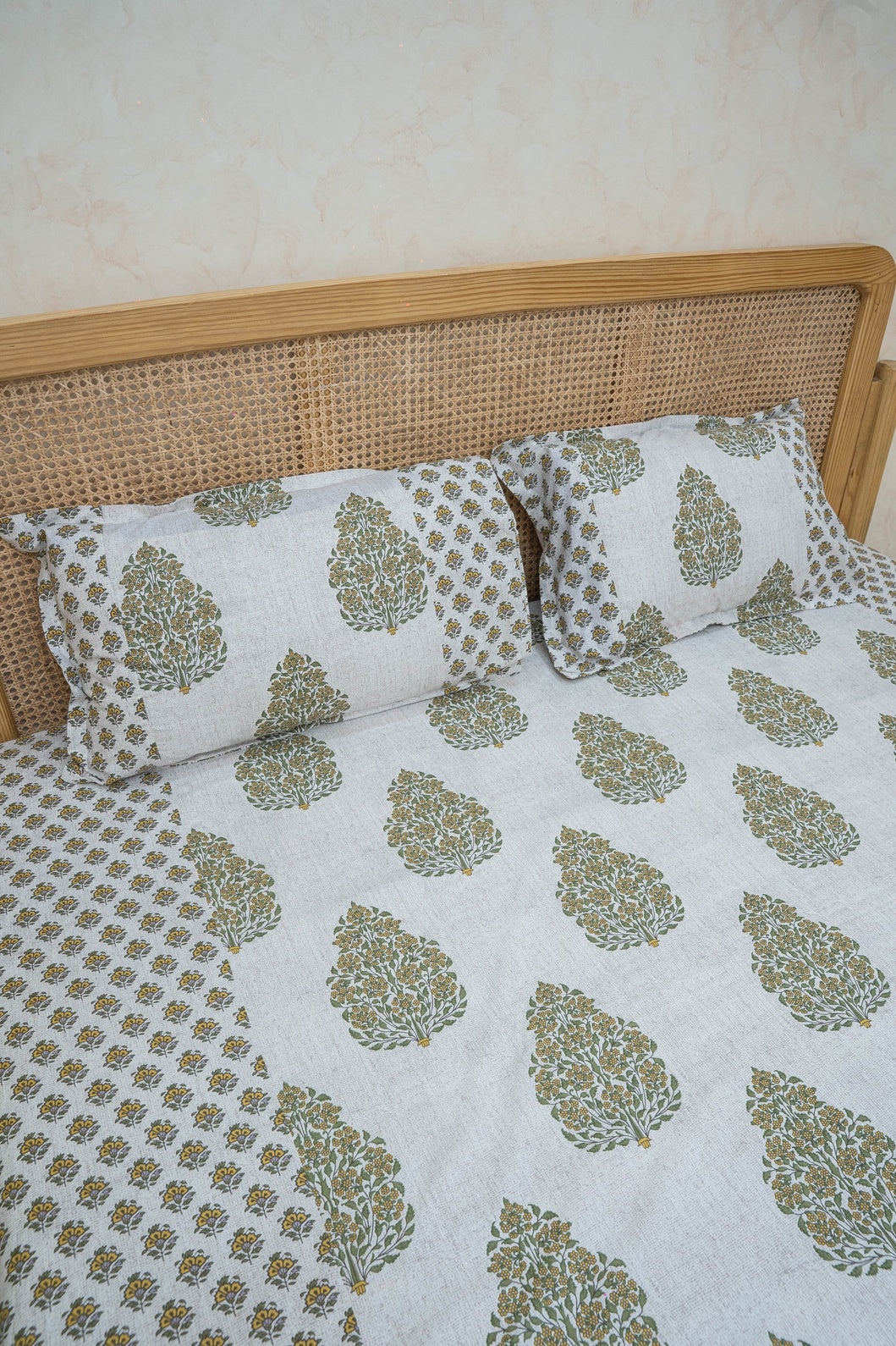 TYOHAAR BEDSHEET WITH TWO PILLOW CASES