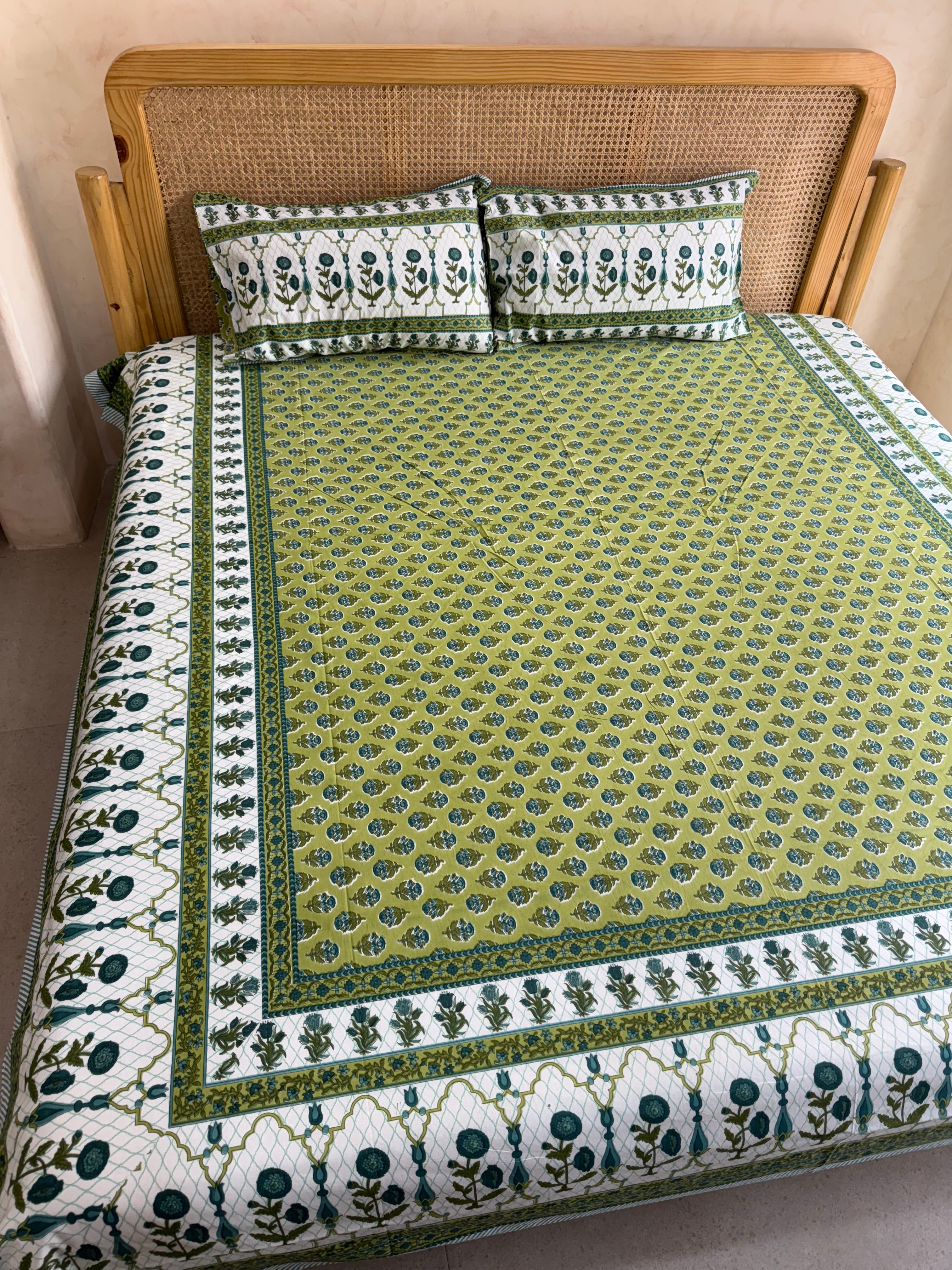 RANGREZ BEDSHEET WITH TWO REVERSIBLE PILLOW COVERS