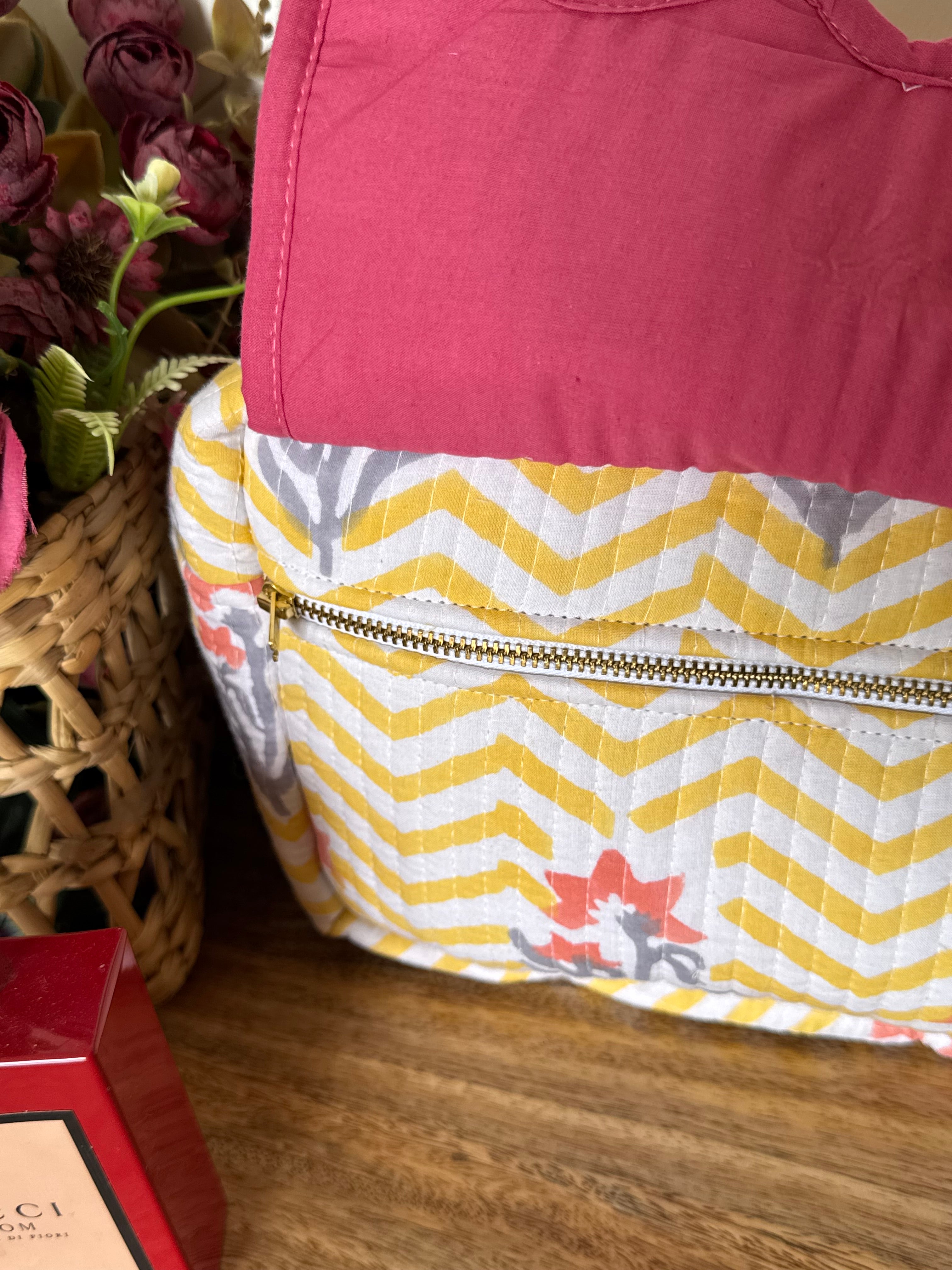 SCALLOP TOILETRY BAG