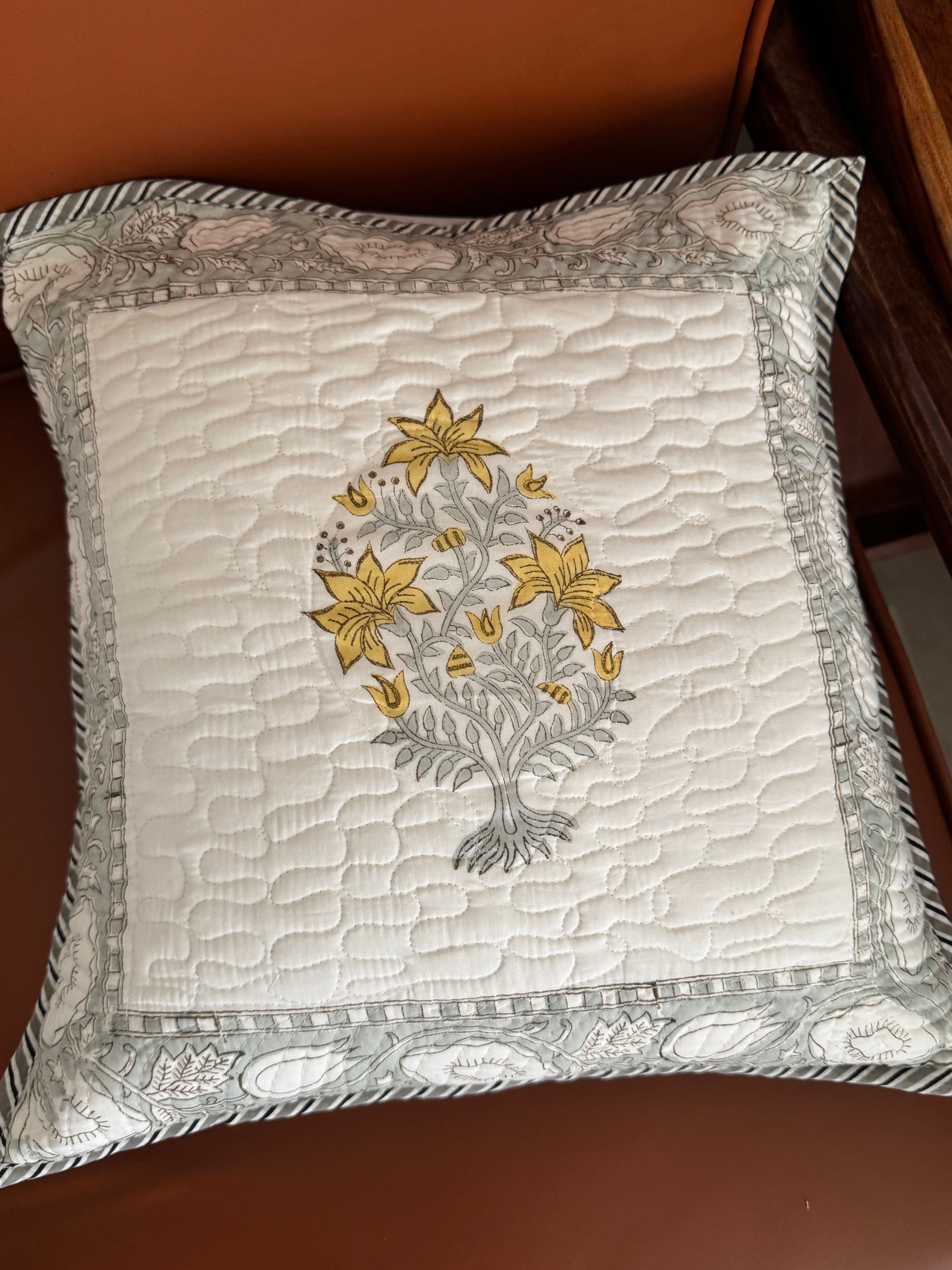 A PAIR OF QUILTED HANDBLOCK PRINTED 16*16 INCHES CUSHION
