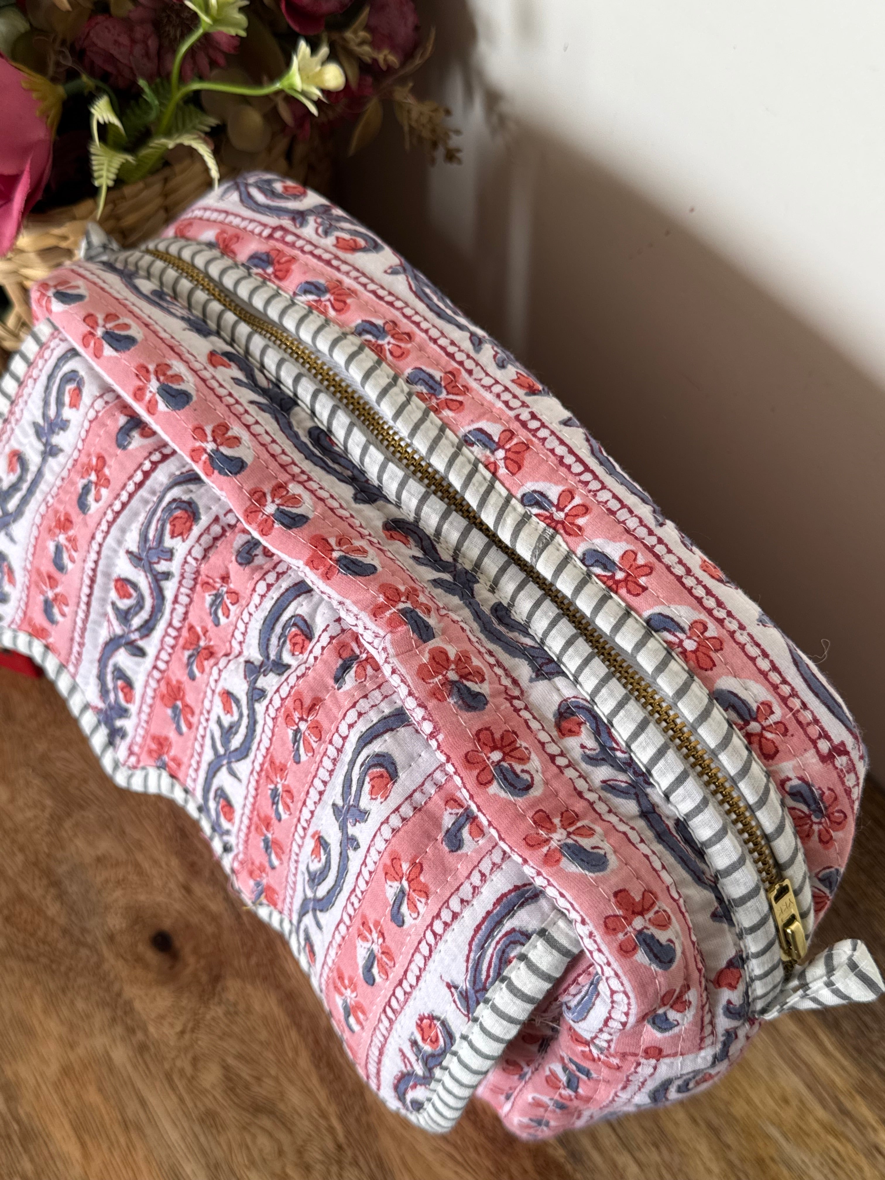 SCALLOP TOILETRY BAG
