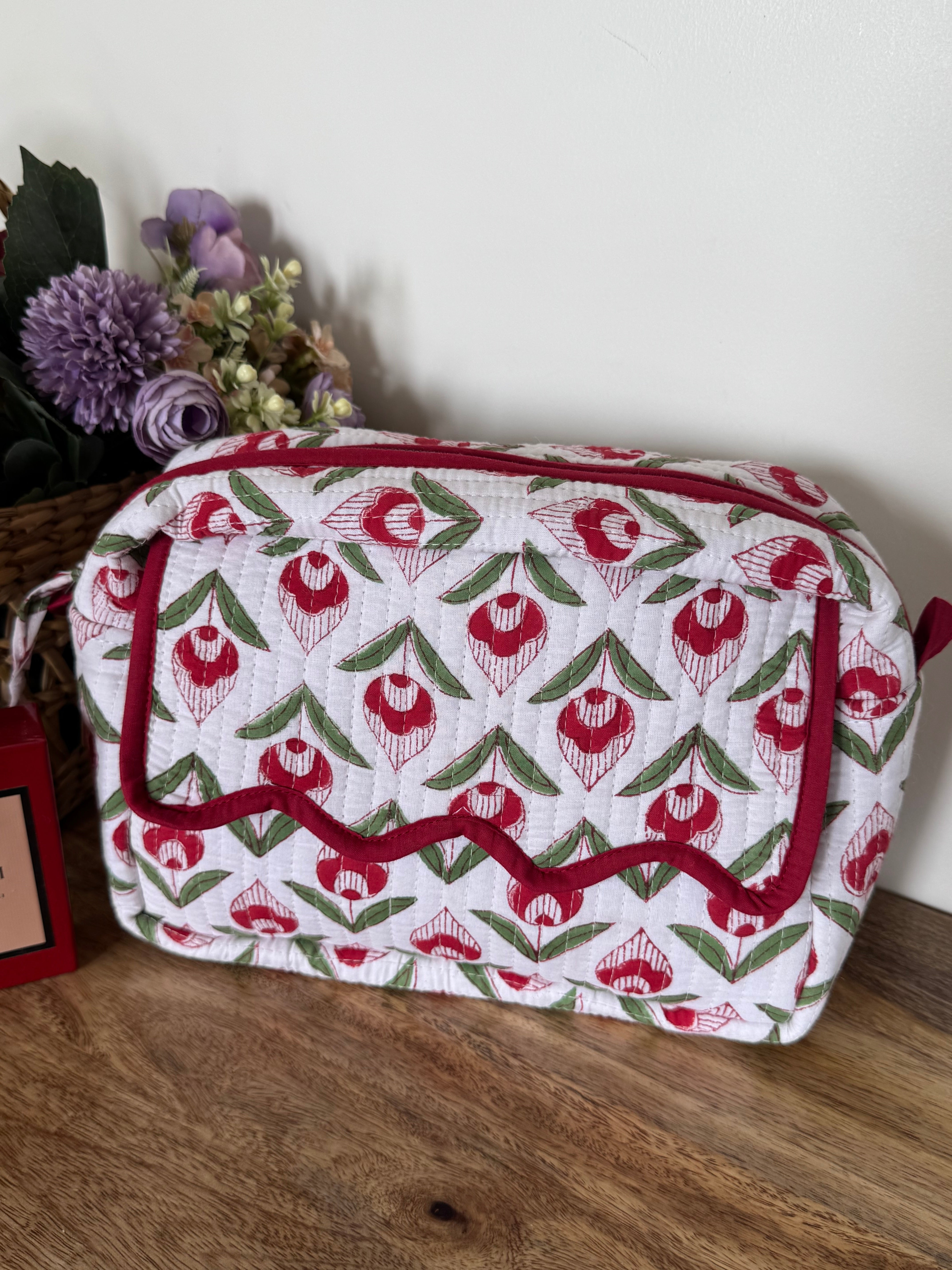 SCALLOP TOILETRY BAG