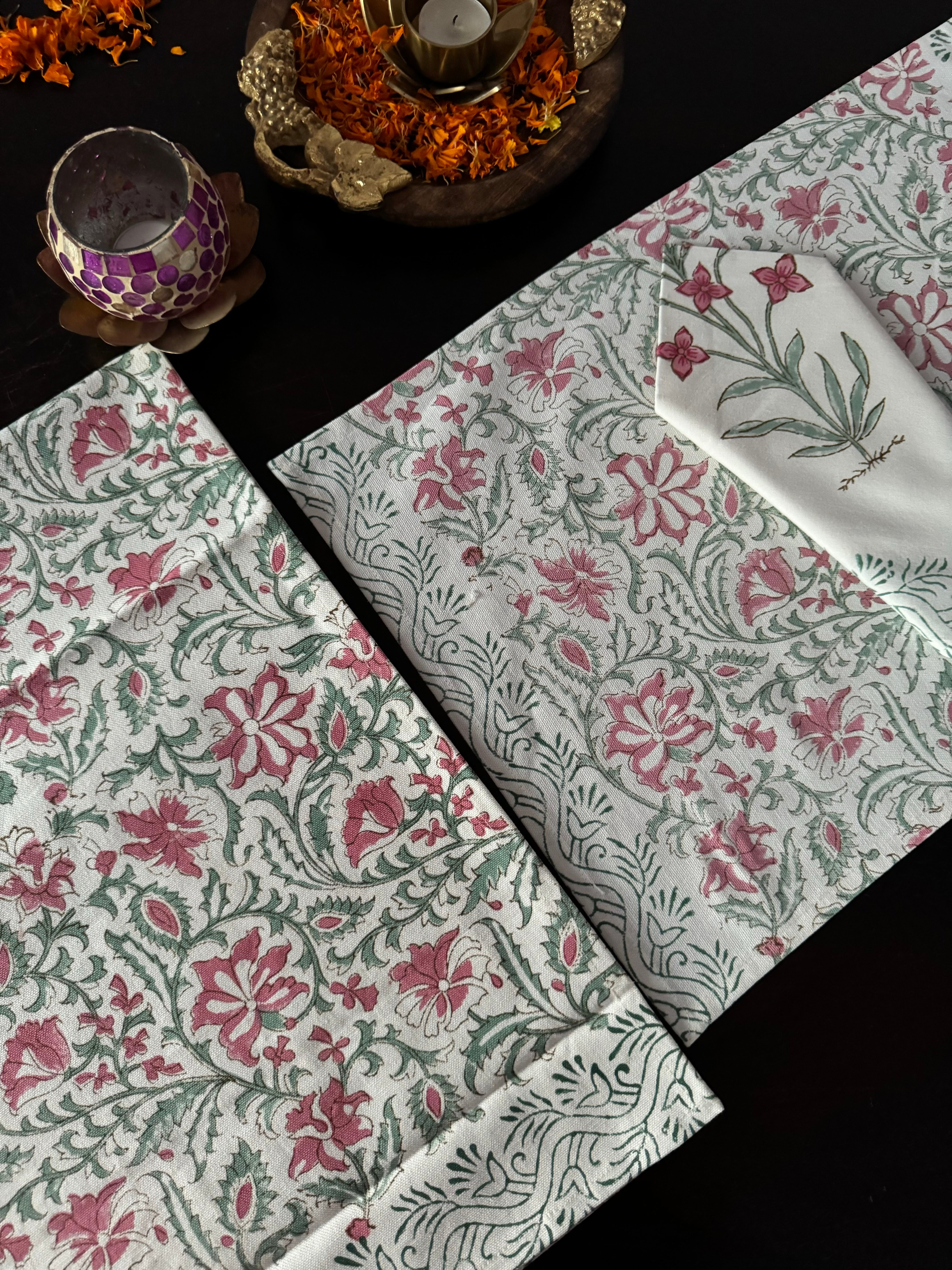 A PAIR HANDBLOCK PRINTED TABLE MAT AND NAPKIN SET