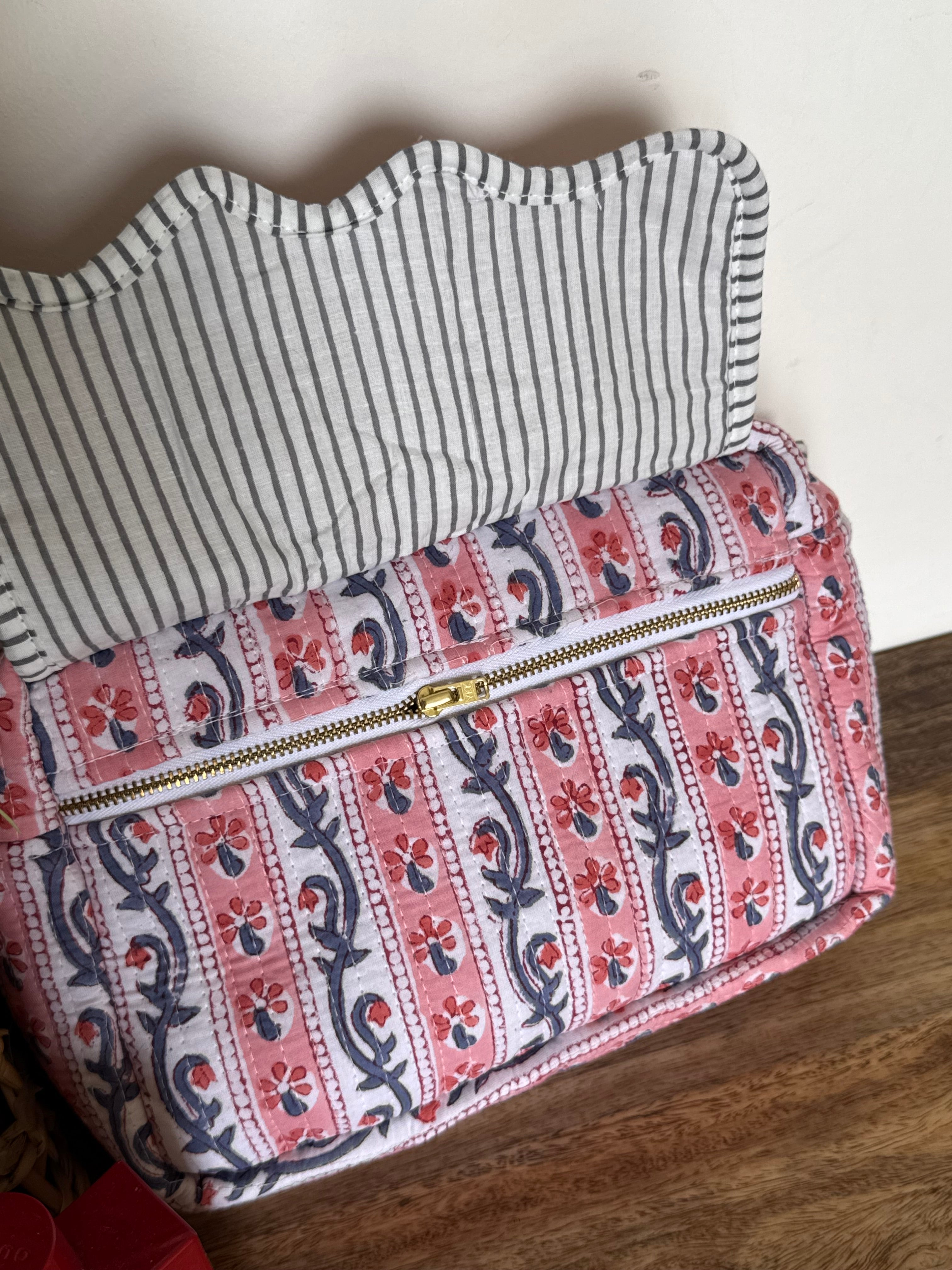 SCALLOP TOILETRY BAG
