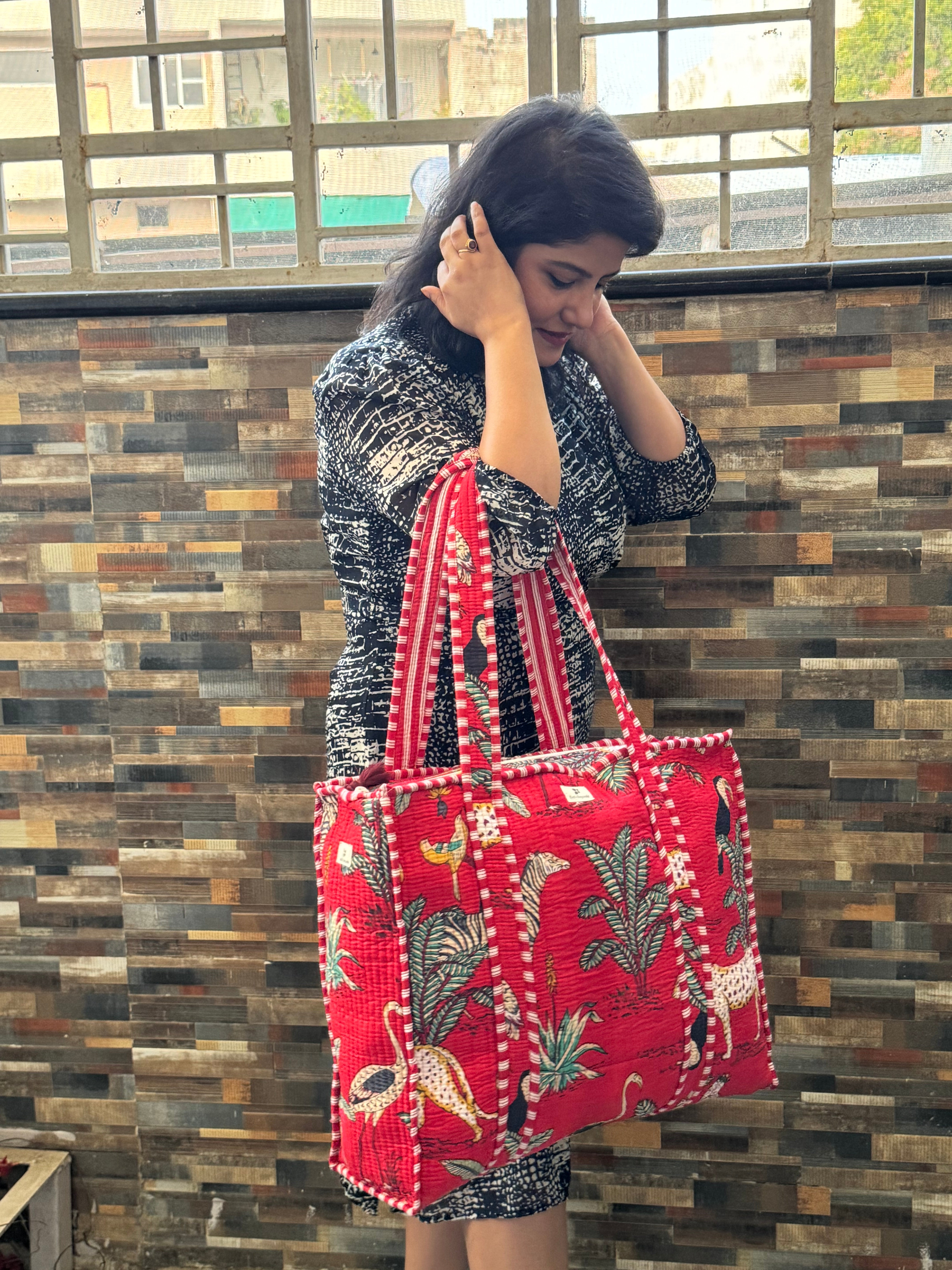 RED JUNGLE PRINT TOTE BAG WITH ZIP