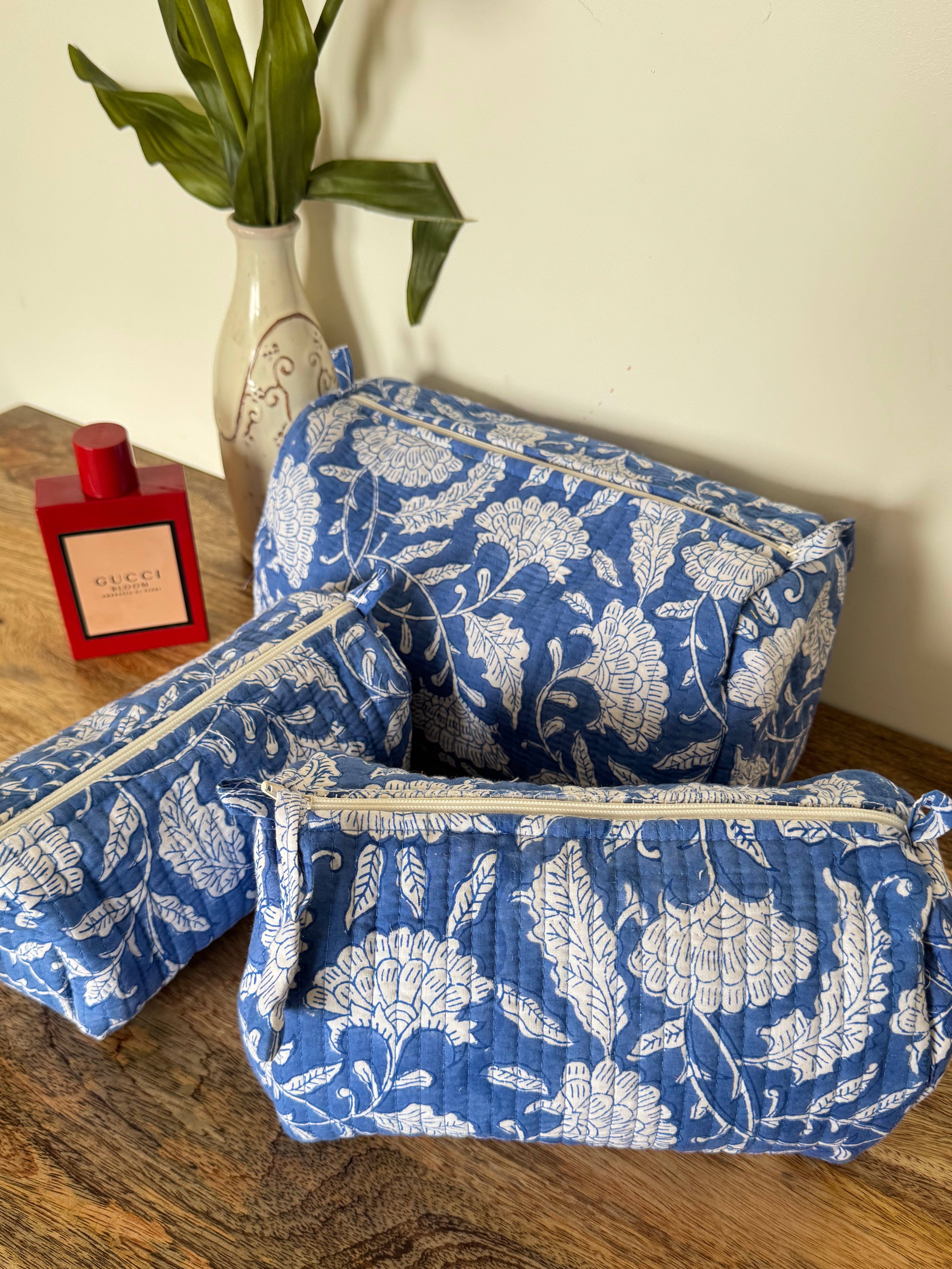 SET OF THREE MULTI PURPOSE TOILETRY BAGS