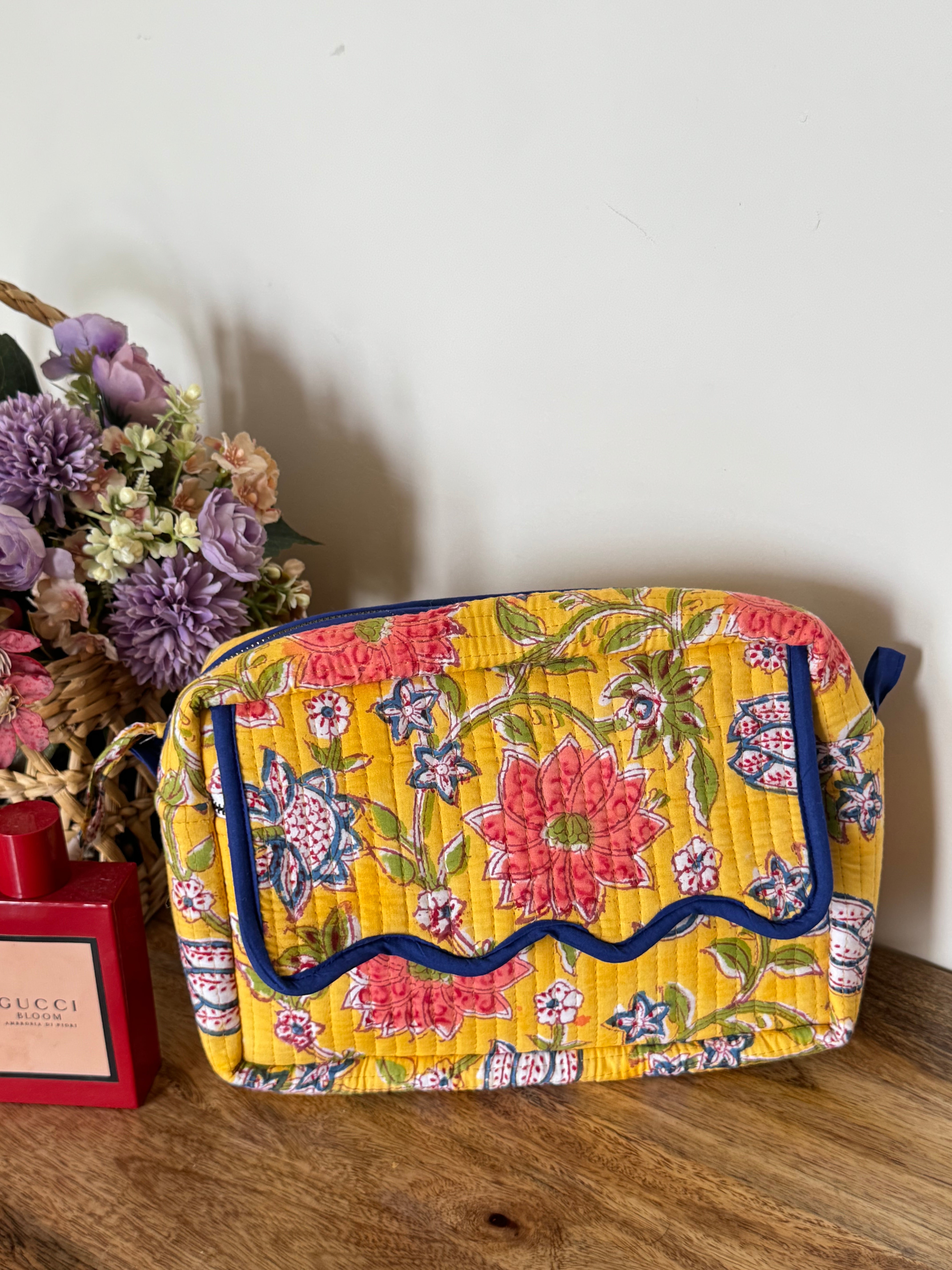 SCALLOP TOILETRY BAG
