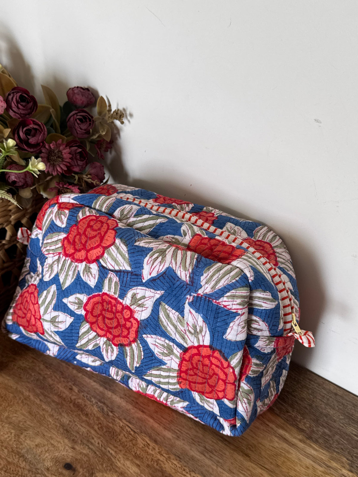 TOILETRY BAG WITH METAL ZIP