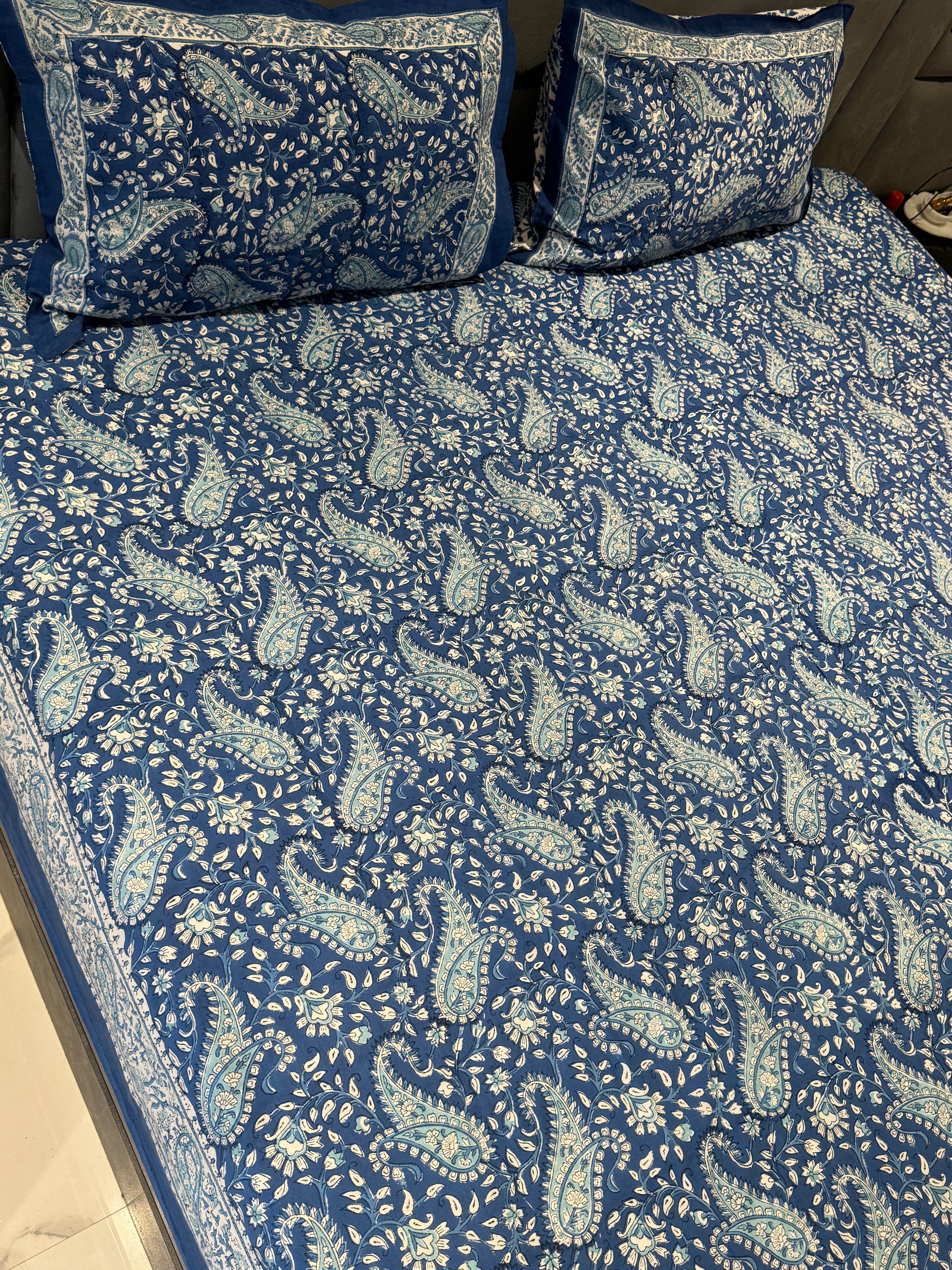 FESTIVE HANDBLOCK PRINTED BEDSHEET WITH 2 REVERSIBLE PILLOW COVERSo