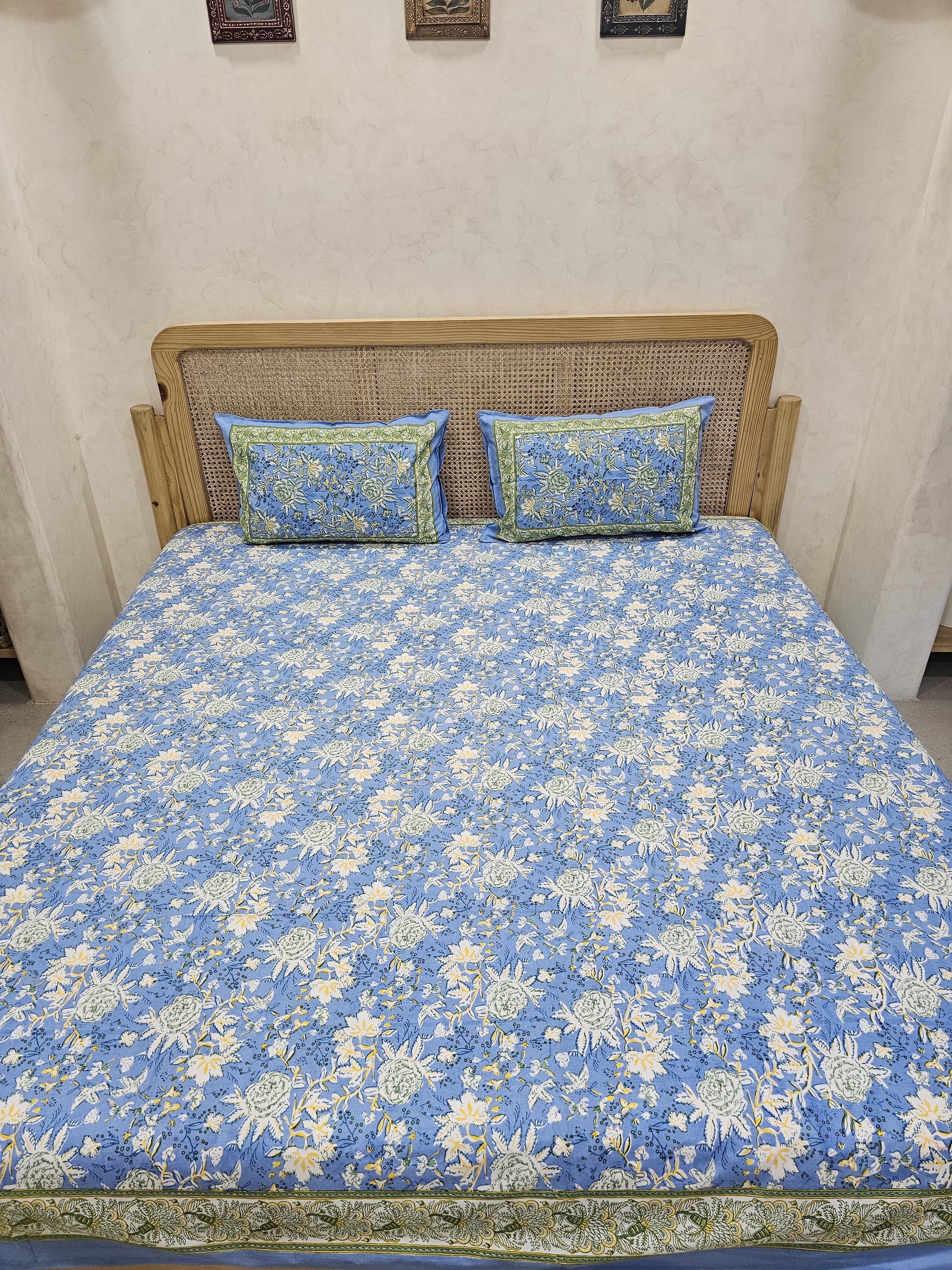 RANGREZ BEDSHEET WITH TWO REVERSIBLE PILLOW COVERS