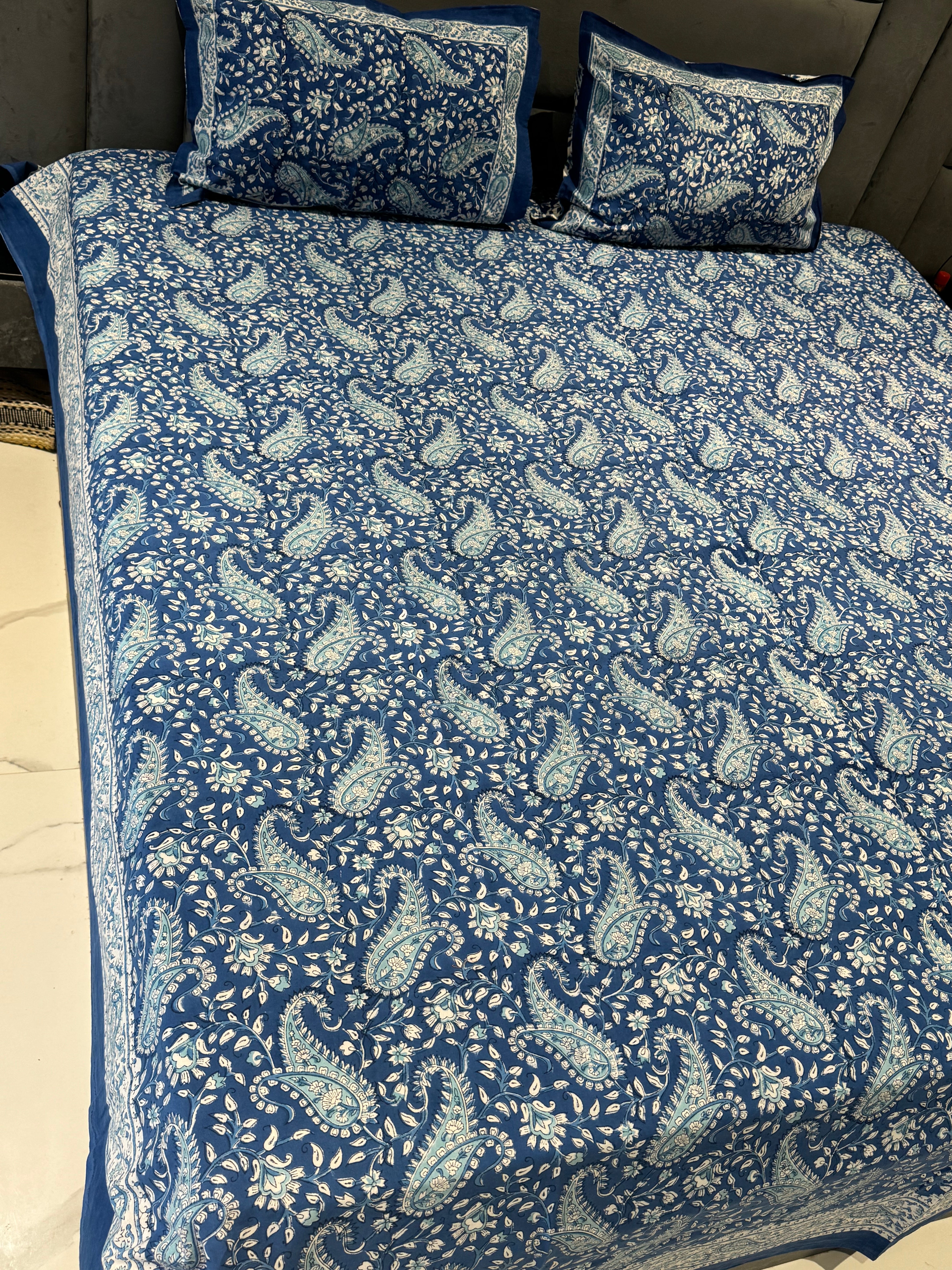 FESTIVE HANDBLOCK PRINTED BEDSHEET WITH 2 REVERSIBLE PILLOW COVERSo