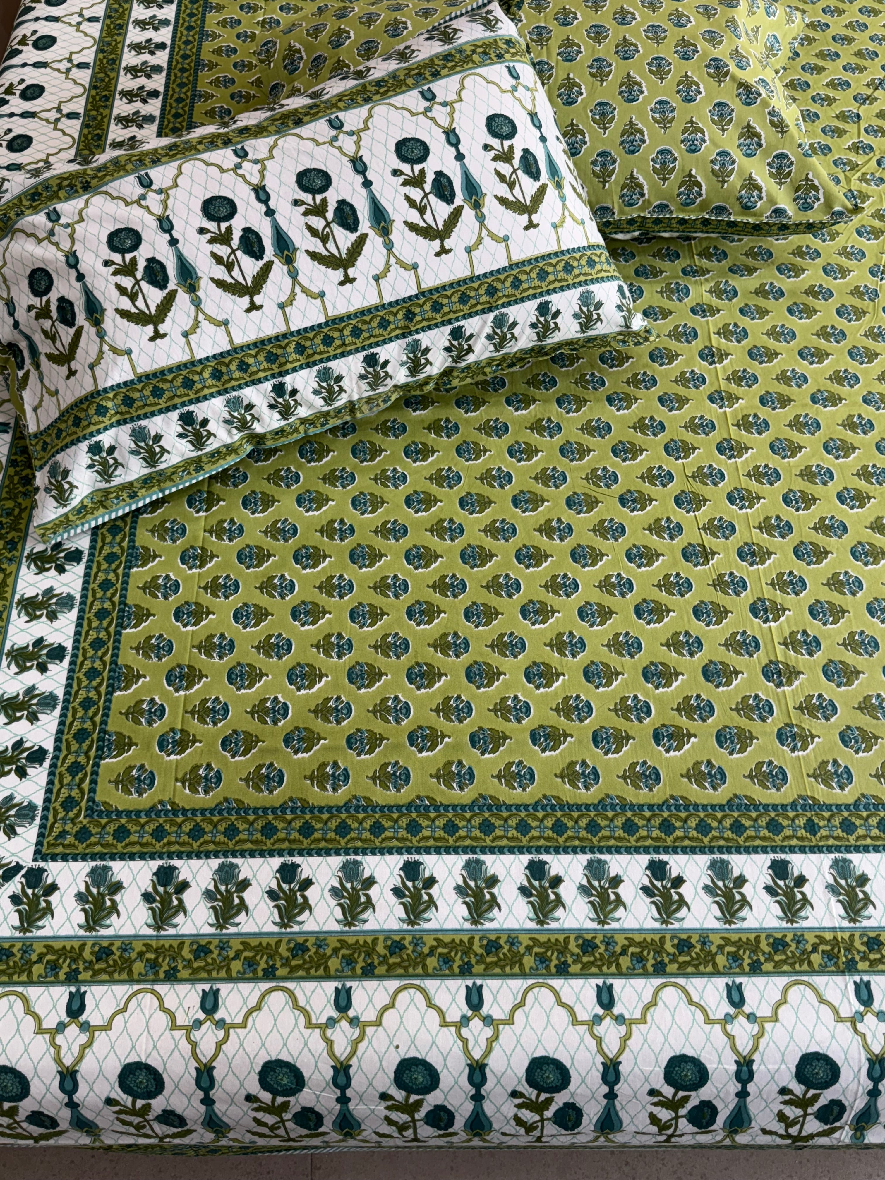 RANGREZ BEDSHEET WITH TWO REVERSIBLE PILLOW COVERS