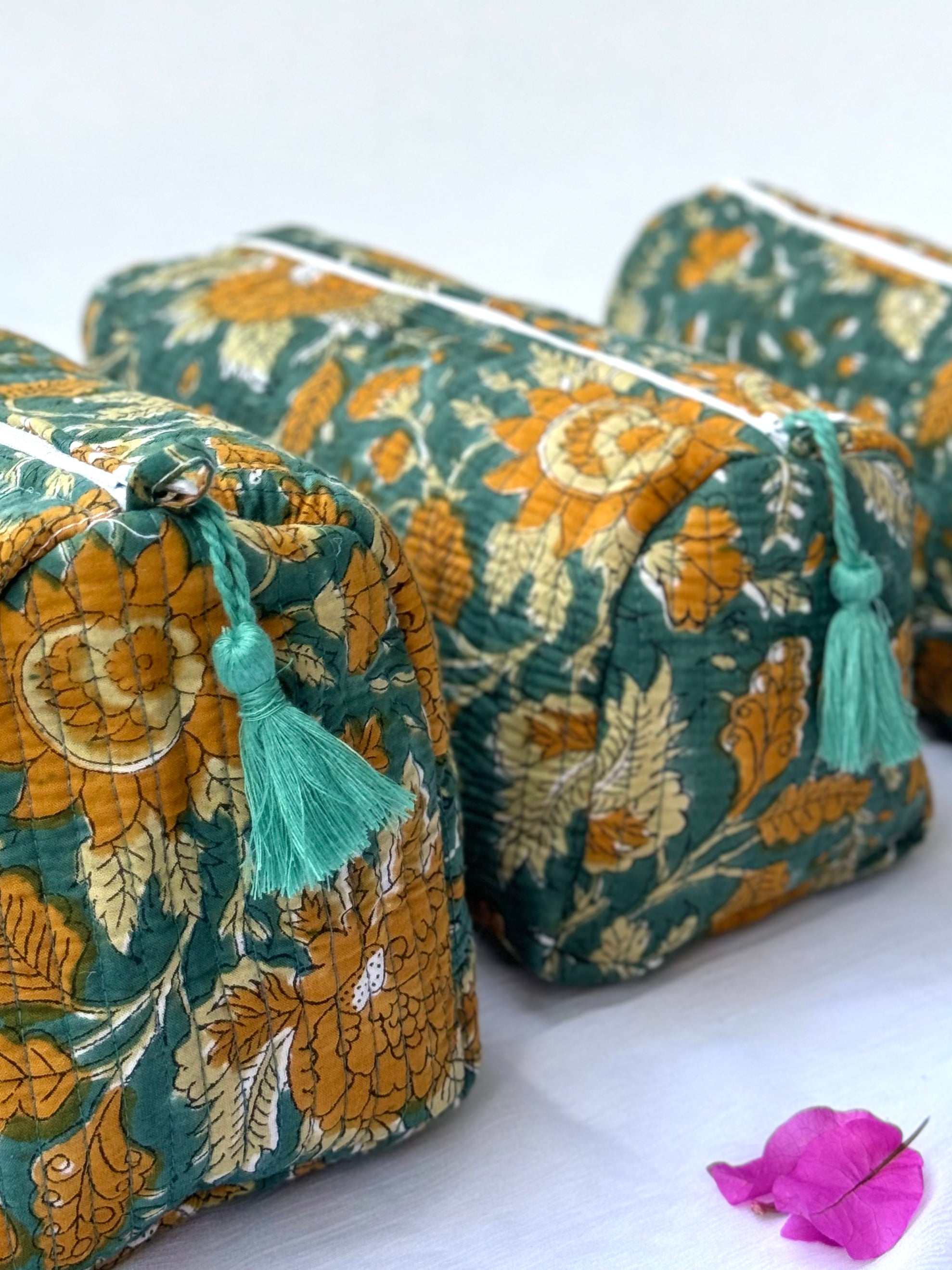 SET OF THREE MULTI PURPOSE TOILETRY BAGS