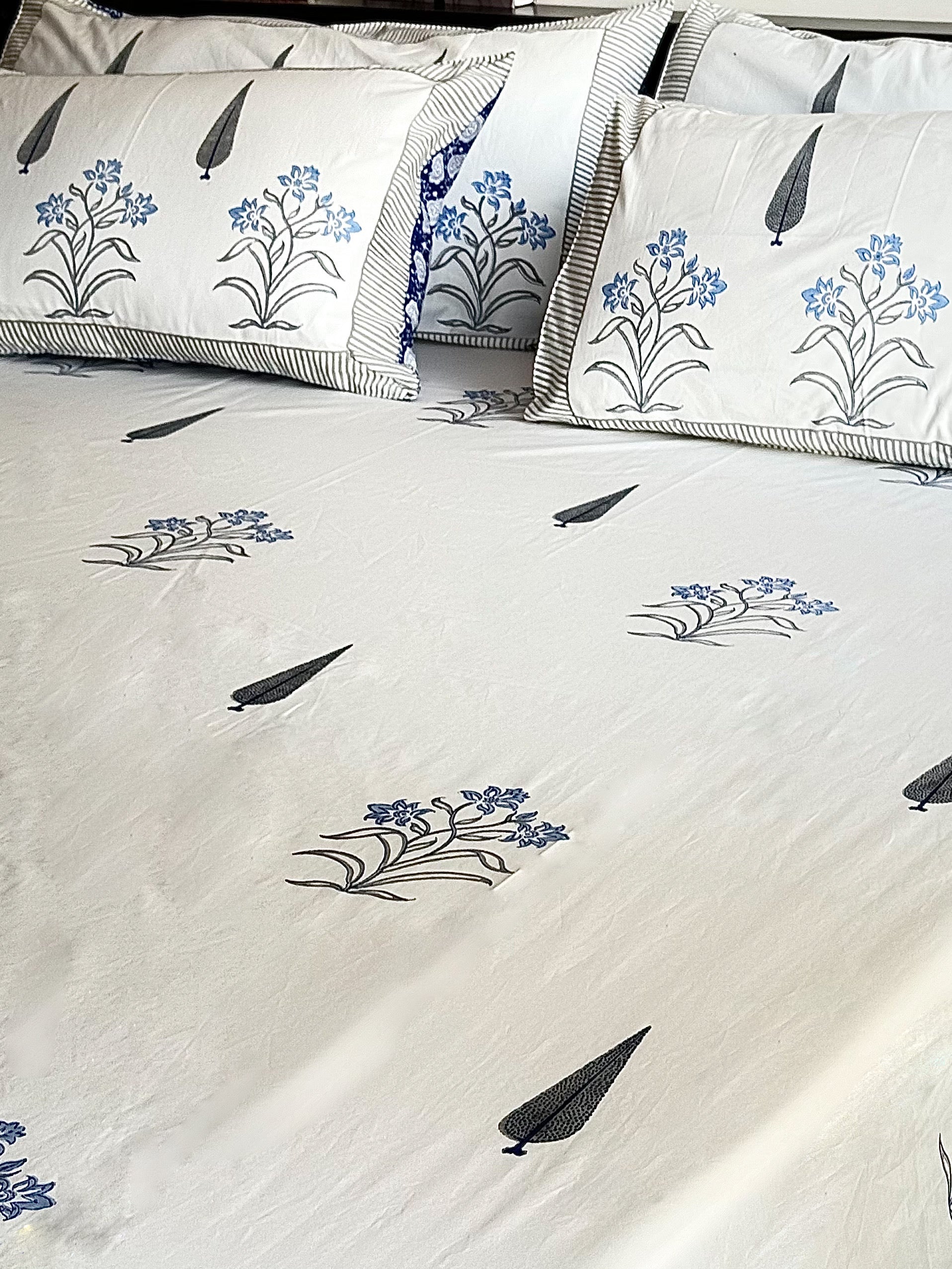 UDHAY HANDBLOCK PRINTED BEDSHEET WITH TWO REVERSIBLE PILLOW COVERS
