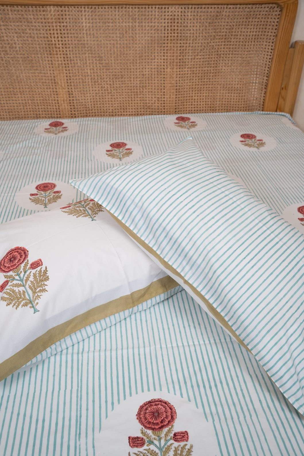 HANDBLOCK PRINTED BEDSHEET WITH TWO REVERSIBLE PILLOW COVERS