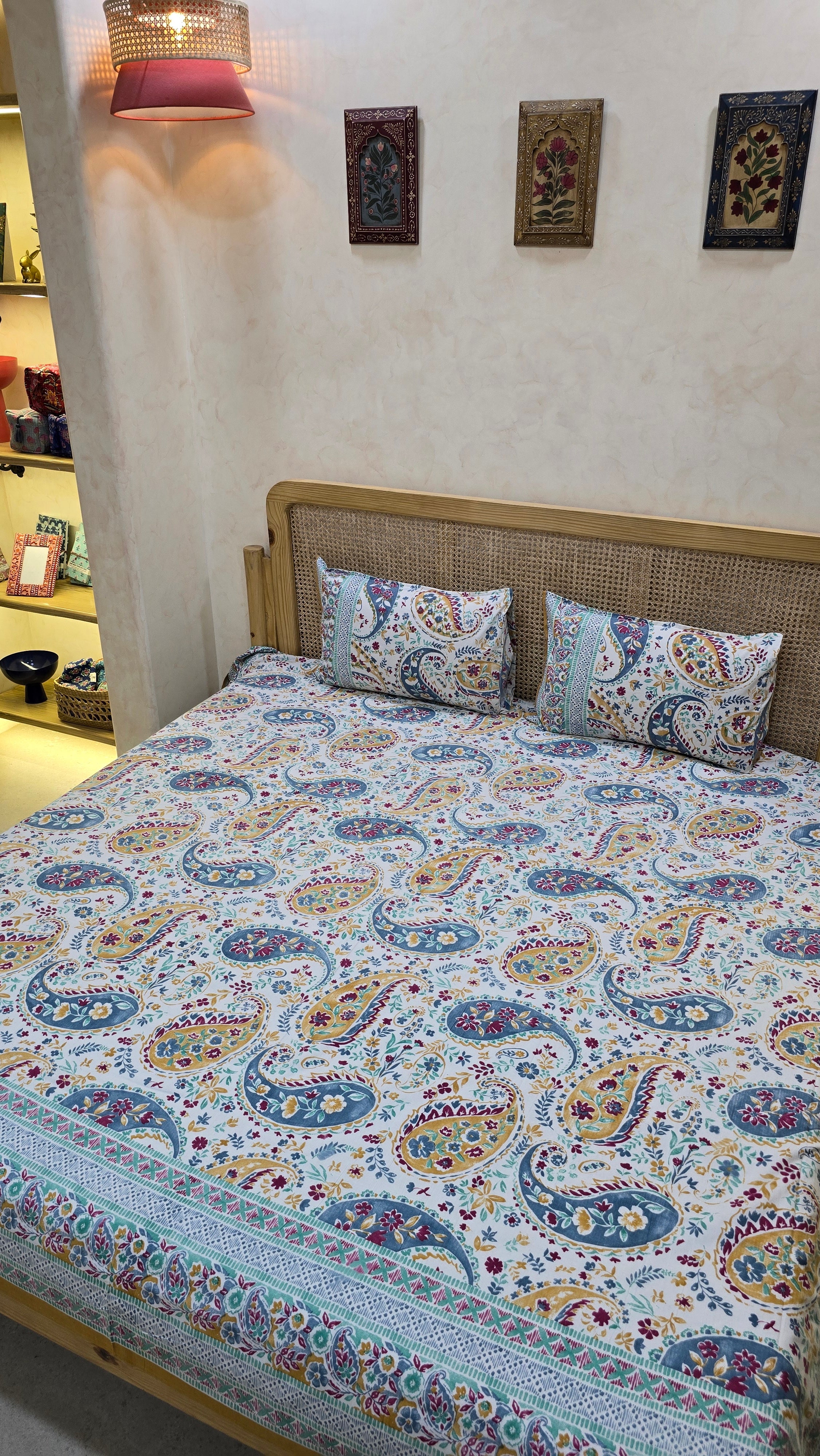 RANGREZ BEDSHEET WITH TWO REVERSIBLE PILLOW COVERS