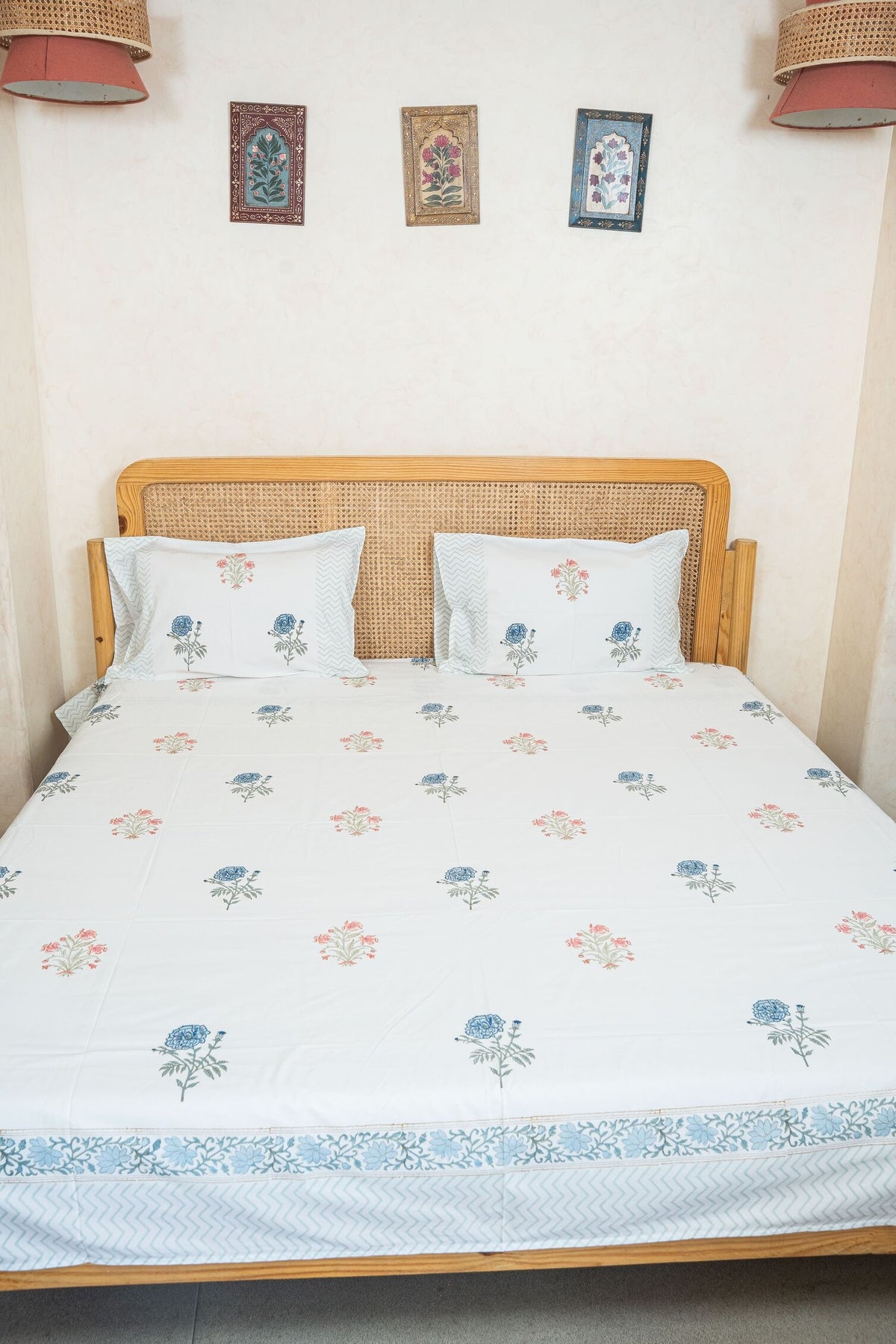 HANDBLOCK PRINTED BEDSHEET WITH TWO REVERSIBLE PILLOW COVERS